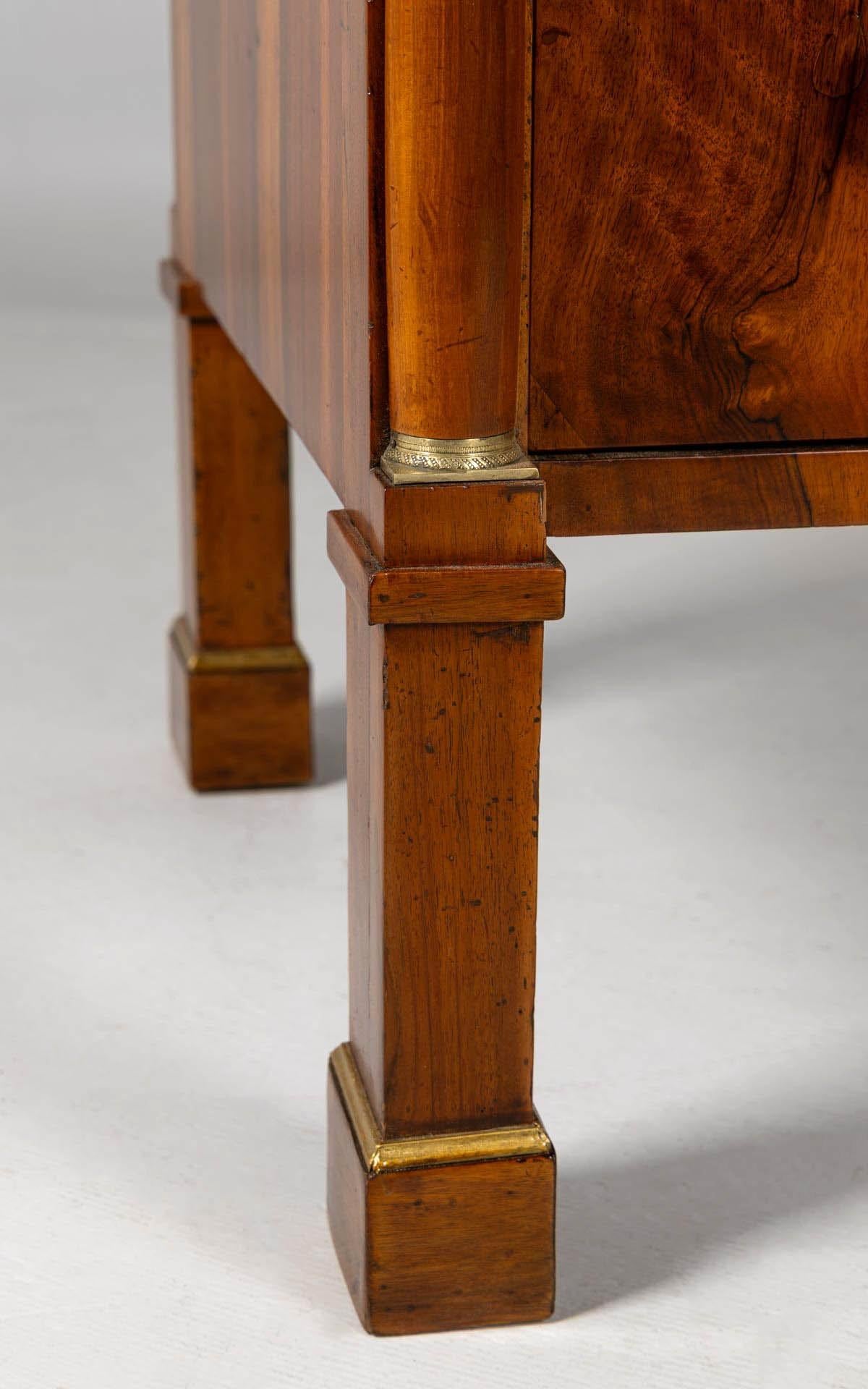 19. Jahrhundert Österreichischer Biedermeier-Schreibtisch, Nussbaum, Wien um 1820 (Frühes 19. Jahrhundert) im Angebot