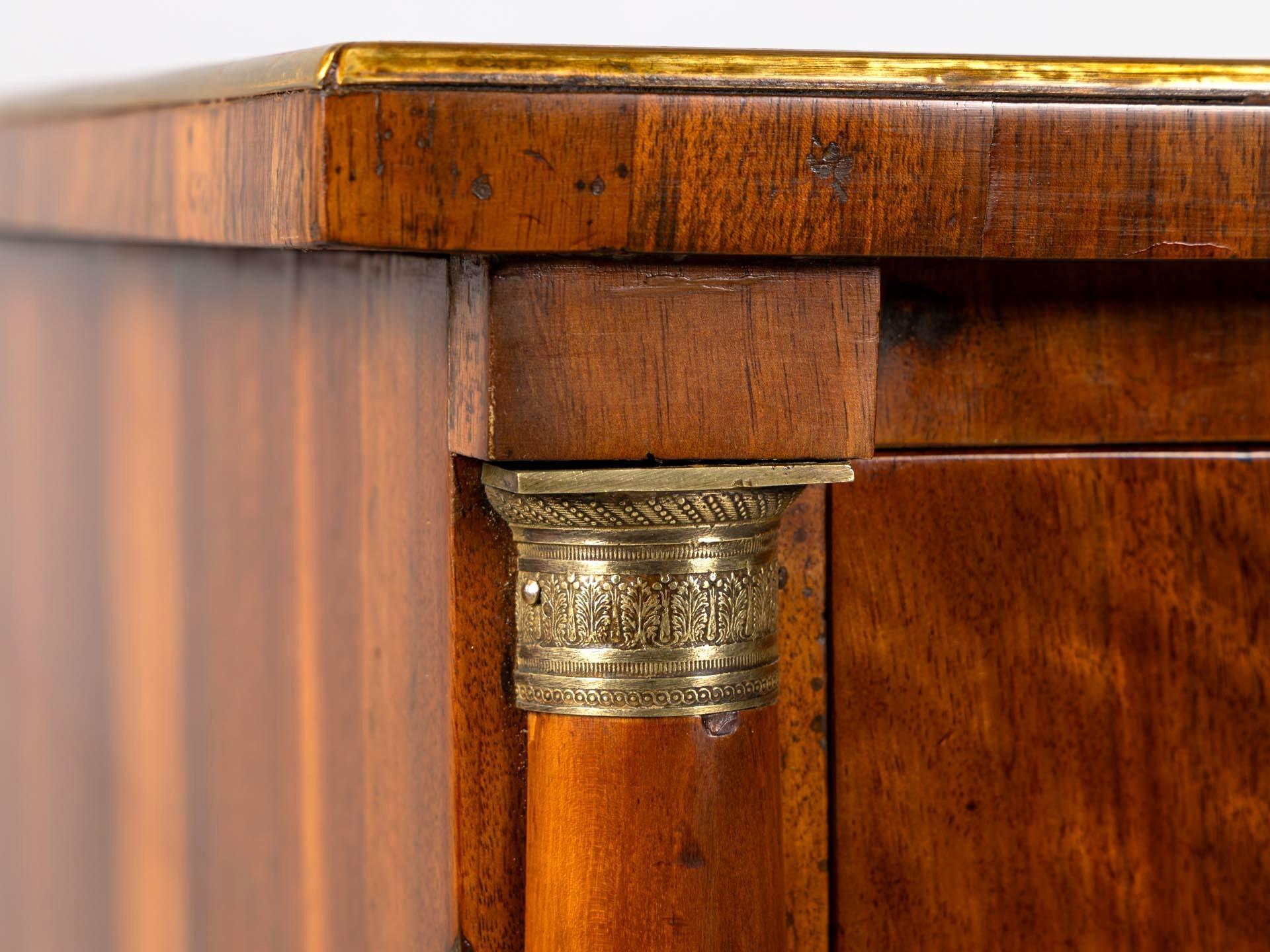 19. Jahrhundert Österreichischer Biedermeier-Schreibtisch, Nussbaum, Wien um 1820 (Walnuss) im Angebot
