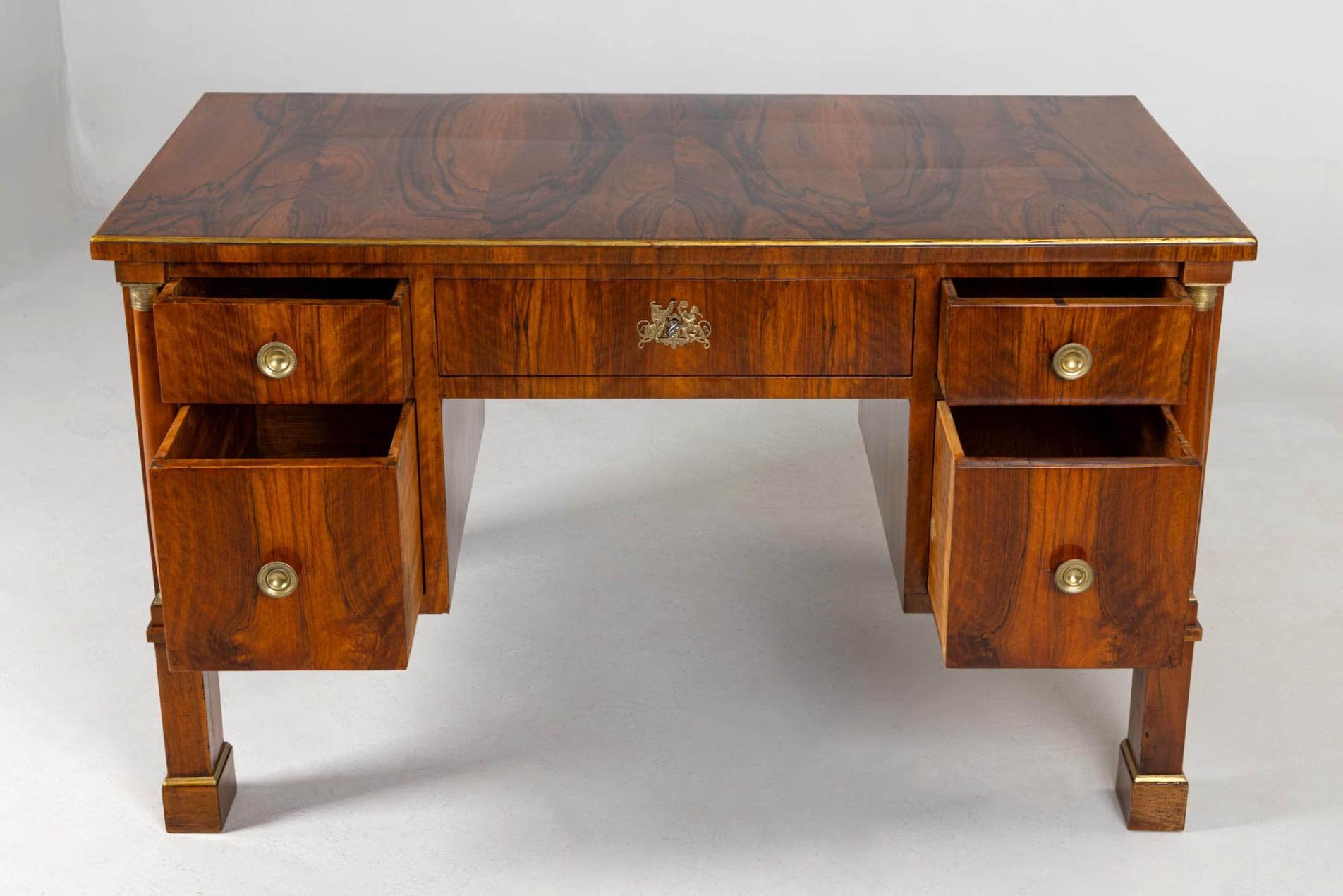 19. Jahrhundert Österreichischer Biedermeier-Schreibtisch, Nussbaum, Wien um 1820 im Angebot 1