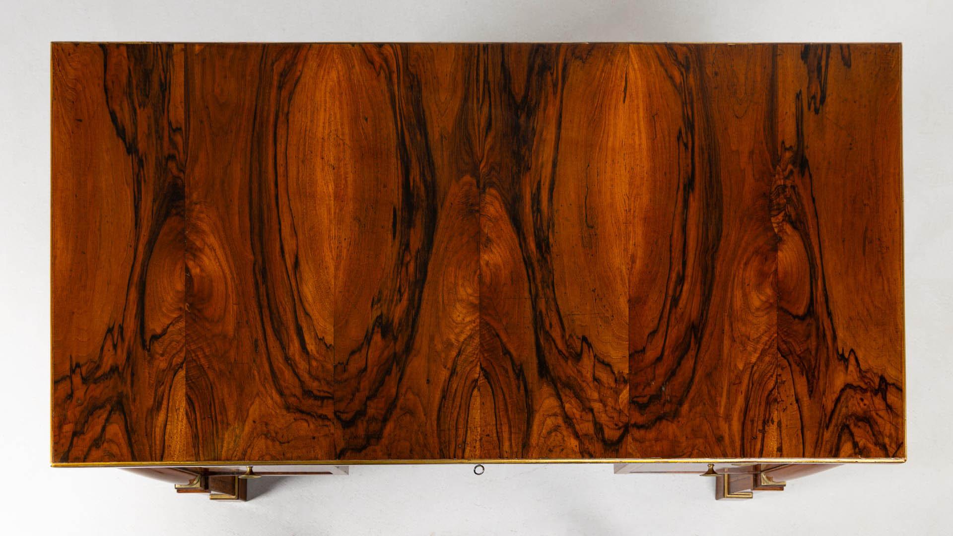 19. Jahrhundert Österreichischer Biedermeier-Schreibtisch, Nussbaum, Wien um 1820 im Angebot 3