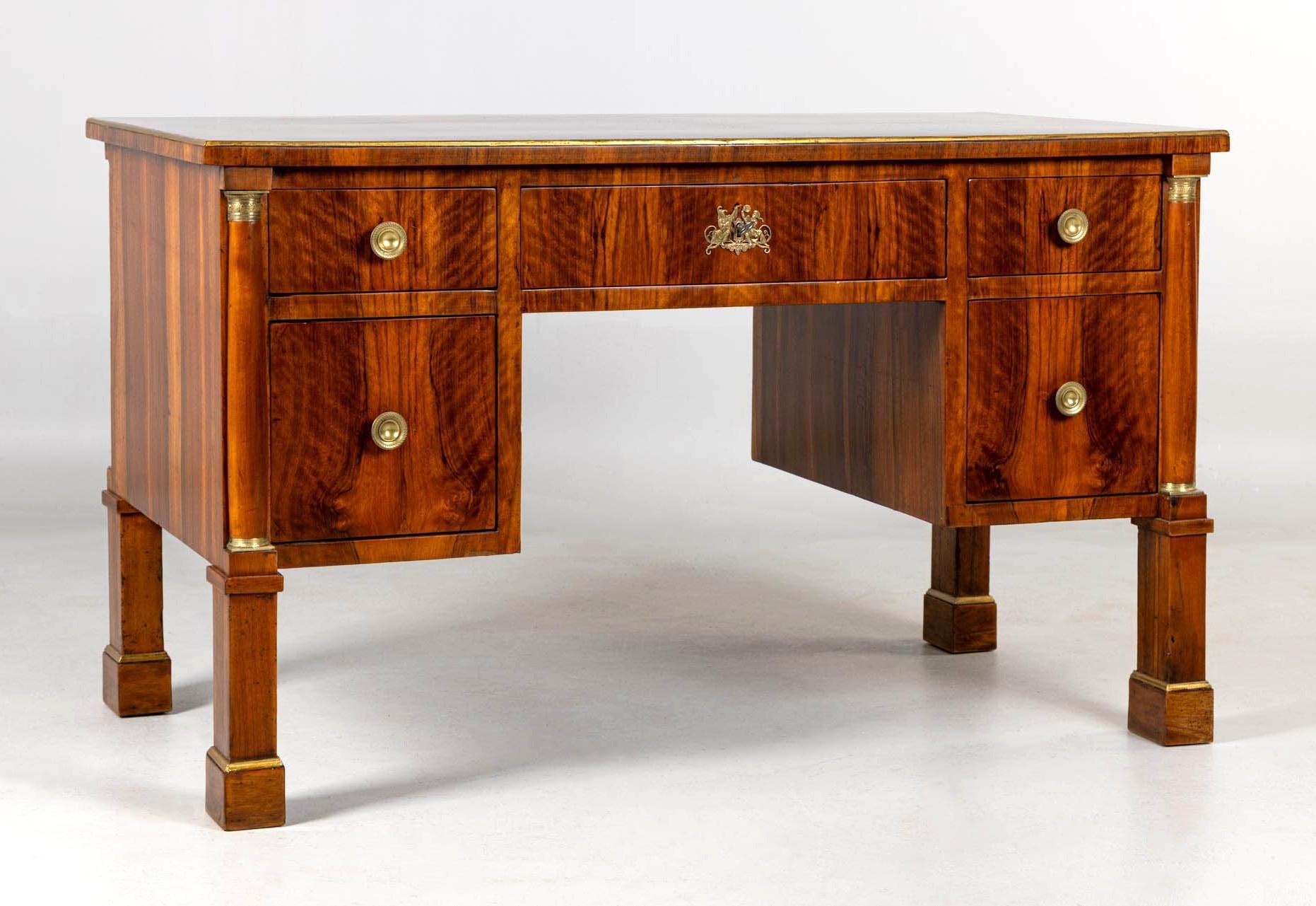 19. Jahrhundert Österreichischer Biedermeier-Schreibtisch, Nussbaum, Wien um 1820 im Angebot 4