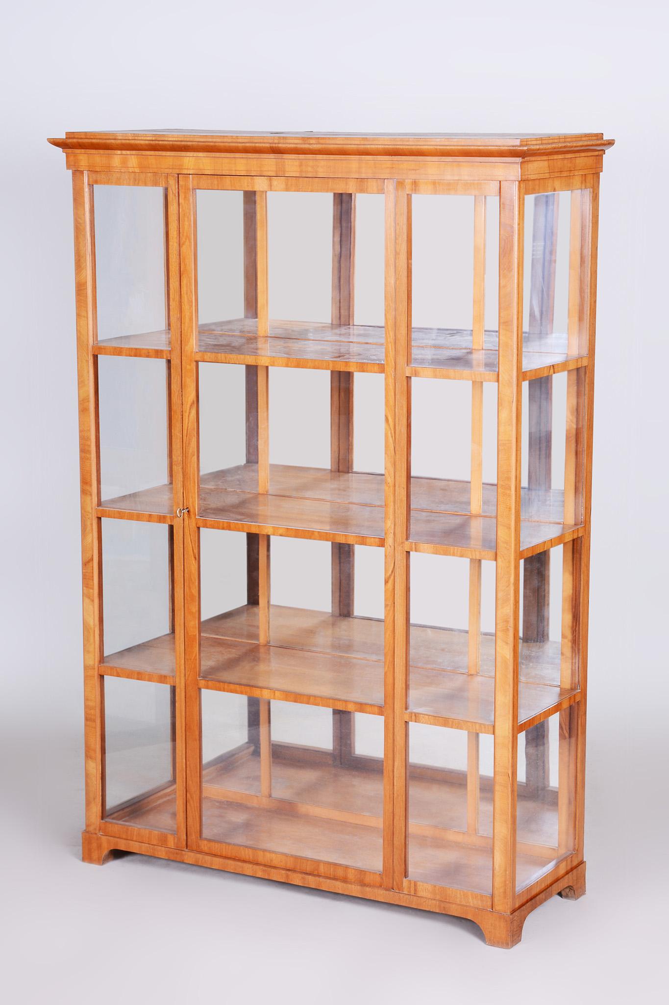 Shipping to any US port only for $290 USD

Completely restored Austrian Biedermeier glassed in display cabinet.
Source: Austria
Period: 1840-1849
Material: Walnut.