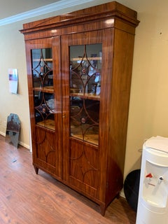 Libreria Biedermeier austriaca del XIX secolo in mogano fiammato in stile neoclassico