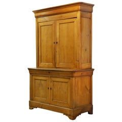 biedermeier autrichien du 19e siècle - Cubboard en bois fruitier à deux parties et à dos étagé