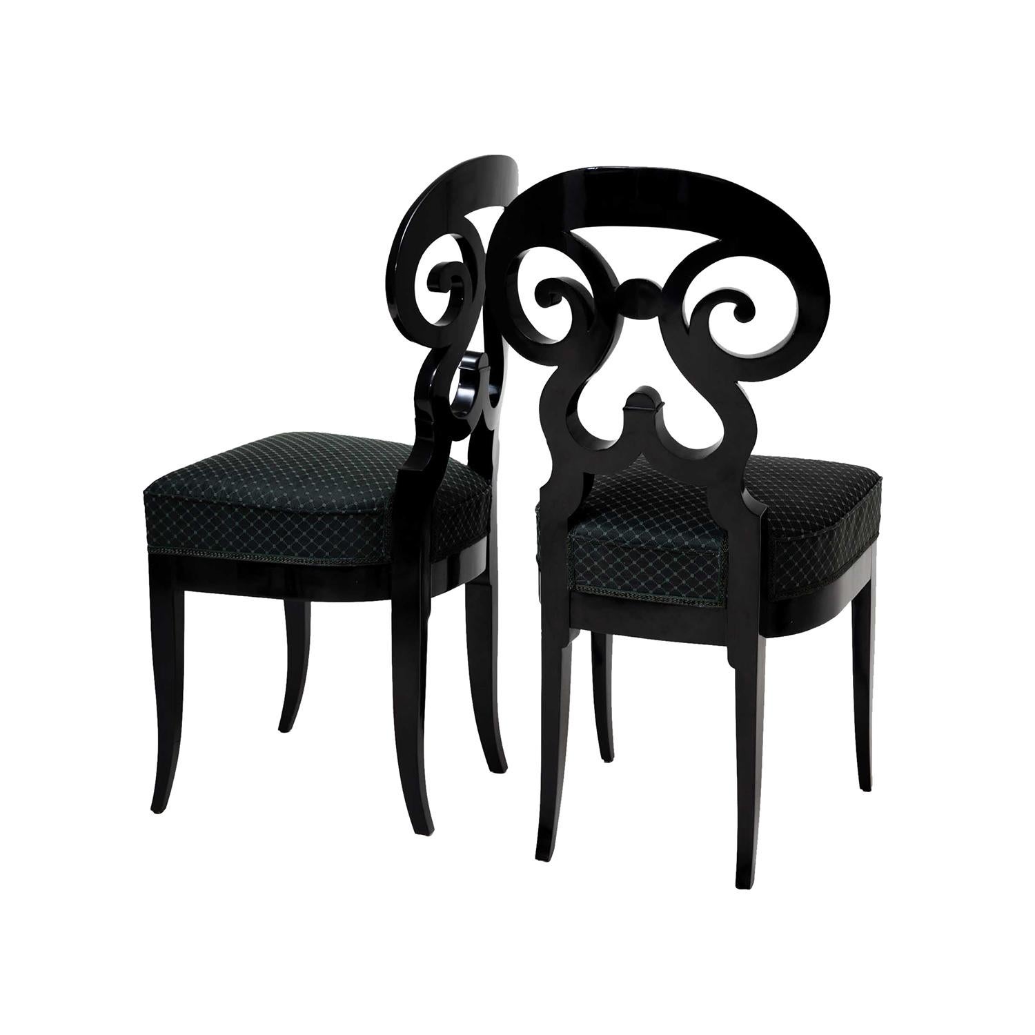 Paire de chaises d'appoint Biedermeier autrichiennes anciennes du début du XIXe siècle, en bois ébonisé poli travaillé à la main, en bon état. Les chaises de salle à manger détaillées ont un dossier légèrement incliné en forme de bretzel, reposant