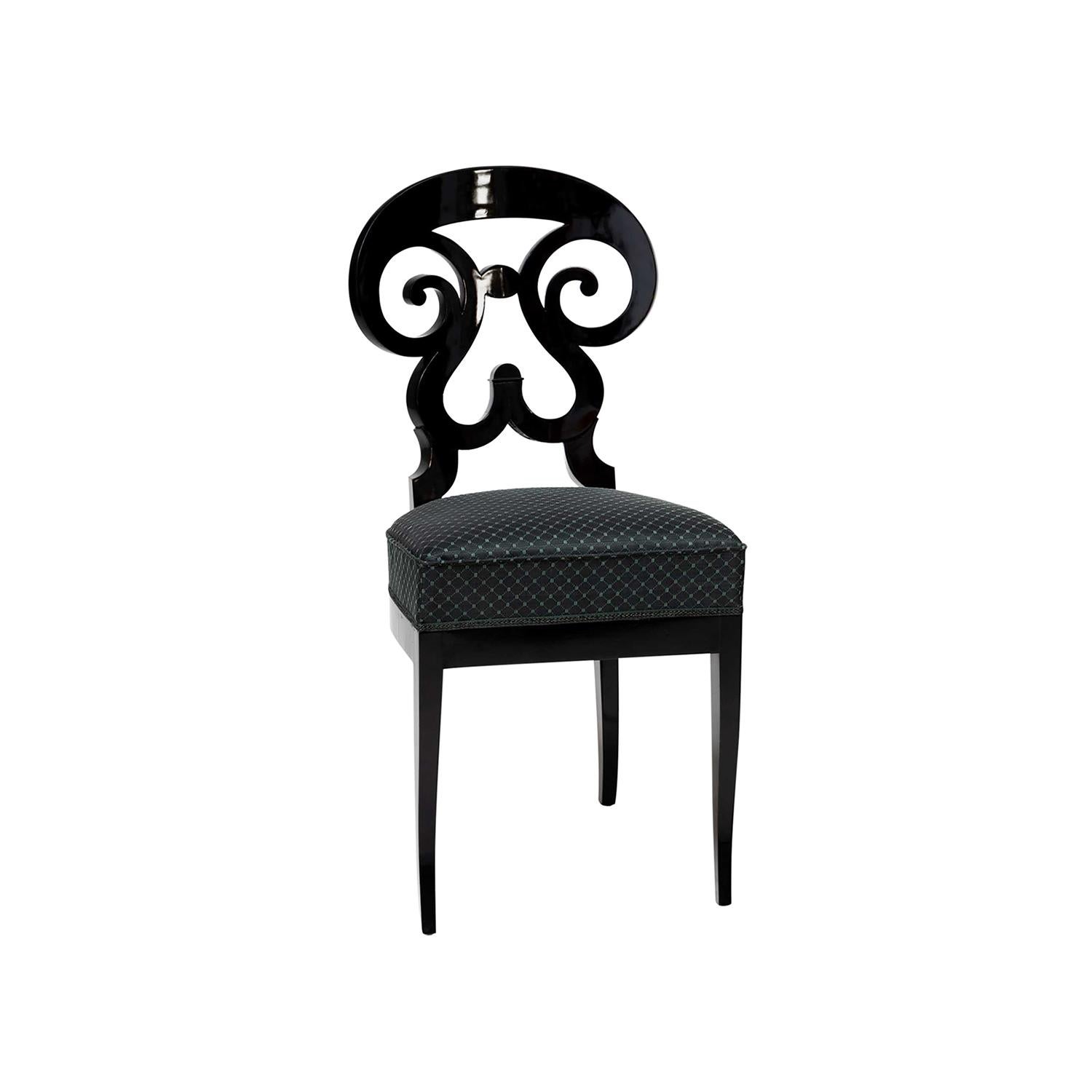 Sculpté à la main Paire de chaises d'appoint Biedermeier anciennes en bois ébénisé du 19ème siècle en vente