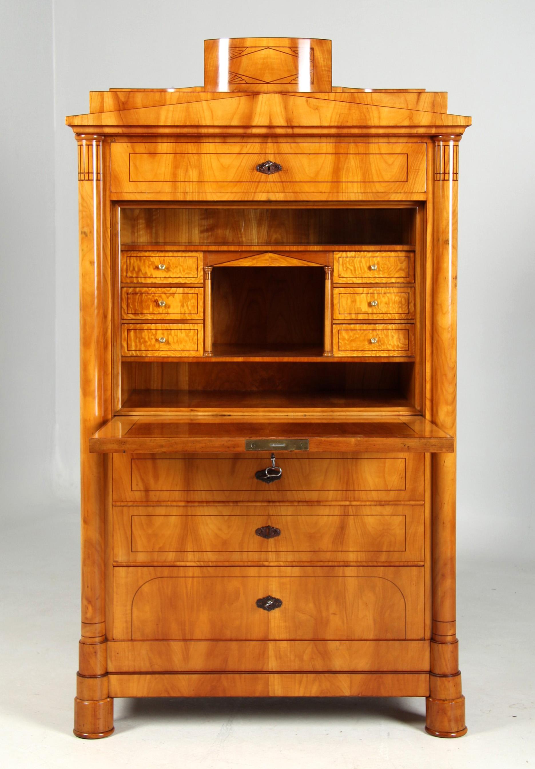 Antico segretario Biedermeier in ciliegio

Austria
Ciliegia e altri
Biedermeier intorno al 1830

Dimensioni: H. H. x L. x P.: 167 x 94 x 51 cm.

Descrizione:
Segretaria molto ben proporzionata del periodo Biedermeier austriaco/ungherese, intorno al