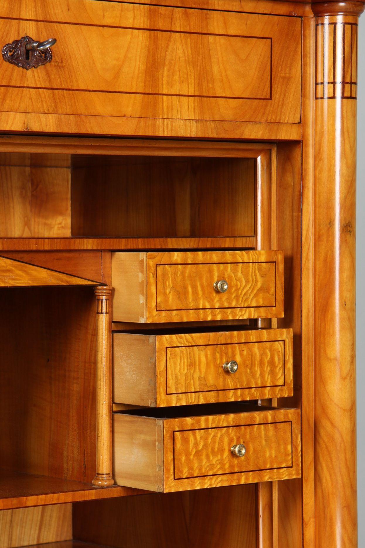 Segreteria Biedermeier austriaca del XIX secolo, ciliegio e frassino ungherese, 1830 ca. In condizioni buone in vendita a Greven, DE