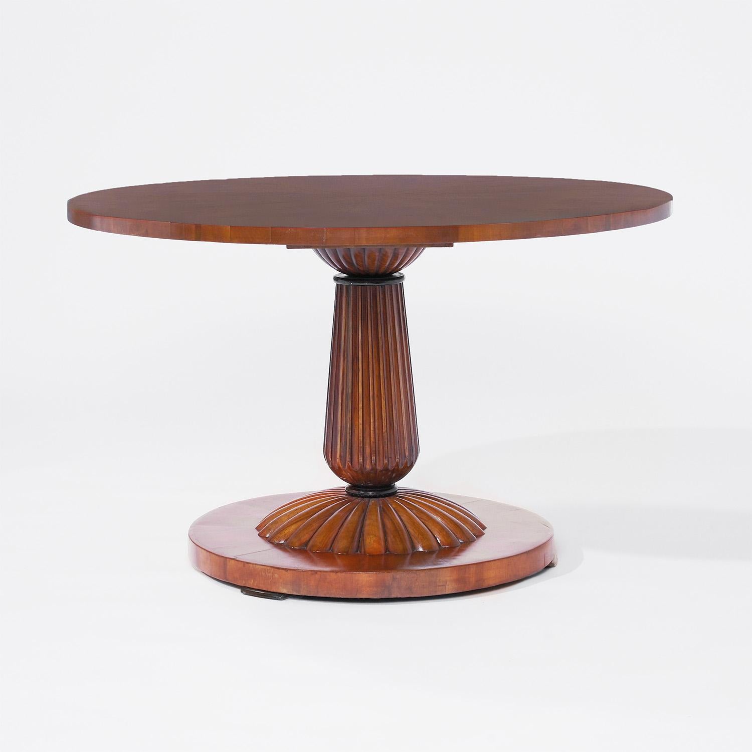 Ein österreichischer Biedermeier Spiel- und Kartentisch des frühen 19. Jahrhunderts aus handgefertigtem, poliertem und teilweise furniertem Nussbaum in gutem Zustand. Der runde Mitteltisch besteht aus einer dicken Platte, die von einer skulpturalen,