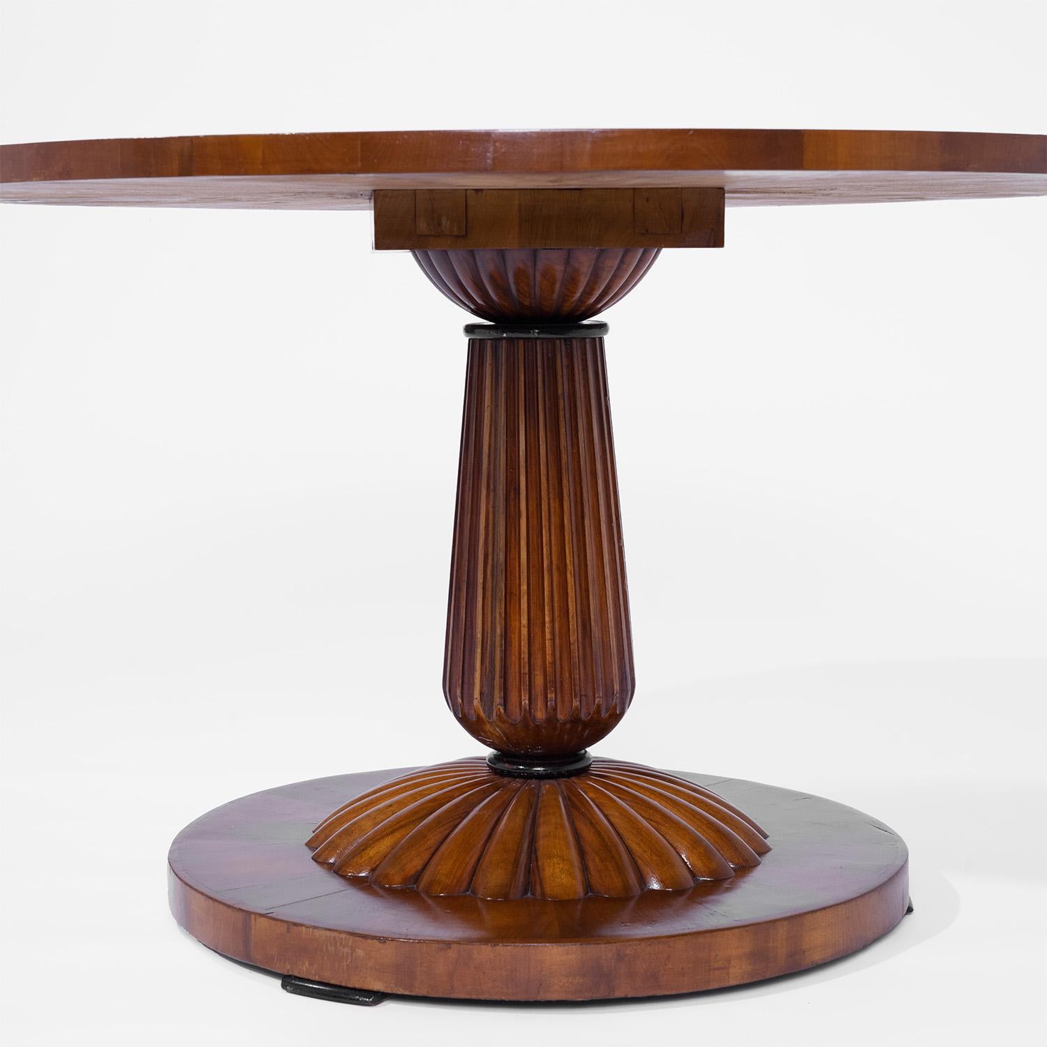 Österreichischer Biedermeier-Spieltisch aus Nussbaumholz aus dem 19. Jahrhundert – antiker Mitteltisch im Zustand „Gut“ in West Palm Beach, FL