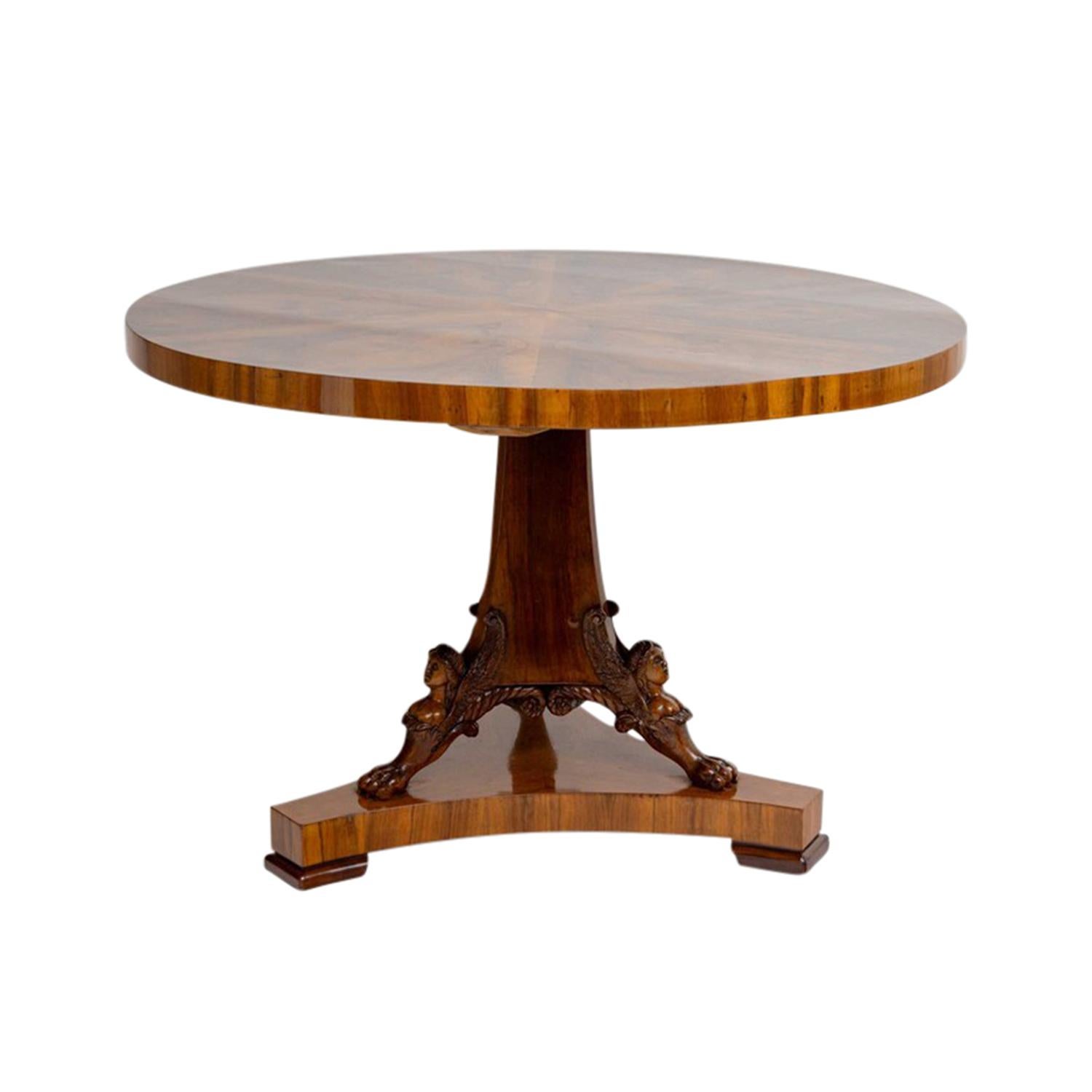 Table centrale autrichienne ancienne du début du 19e siècle, en noyer partiellement plaqué et poli à la gomme-laque, en bon état. La table ronde de salon viennois est composée d'un large plateau, caractérisé par un motif de placage en forme