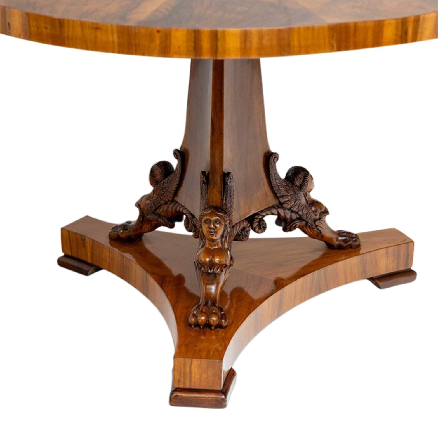 Sculpté à la main Table de salon Biedermeier autrichienne du 19ème siècle, table centrale ronde ancienne en vente