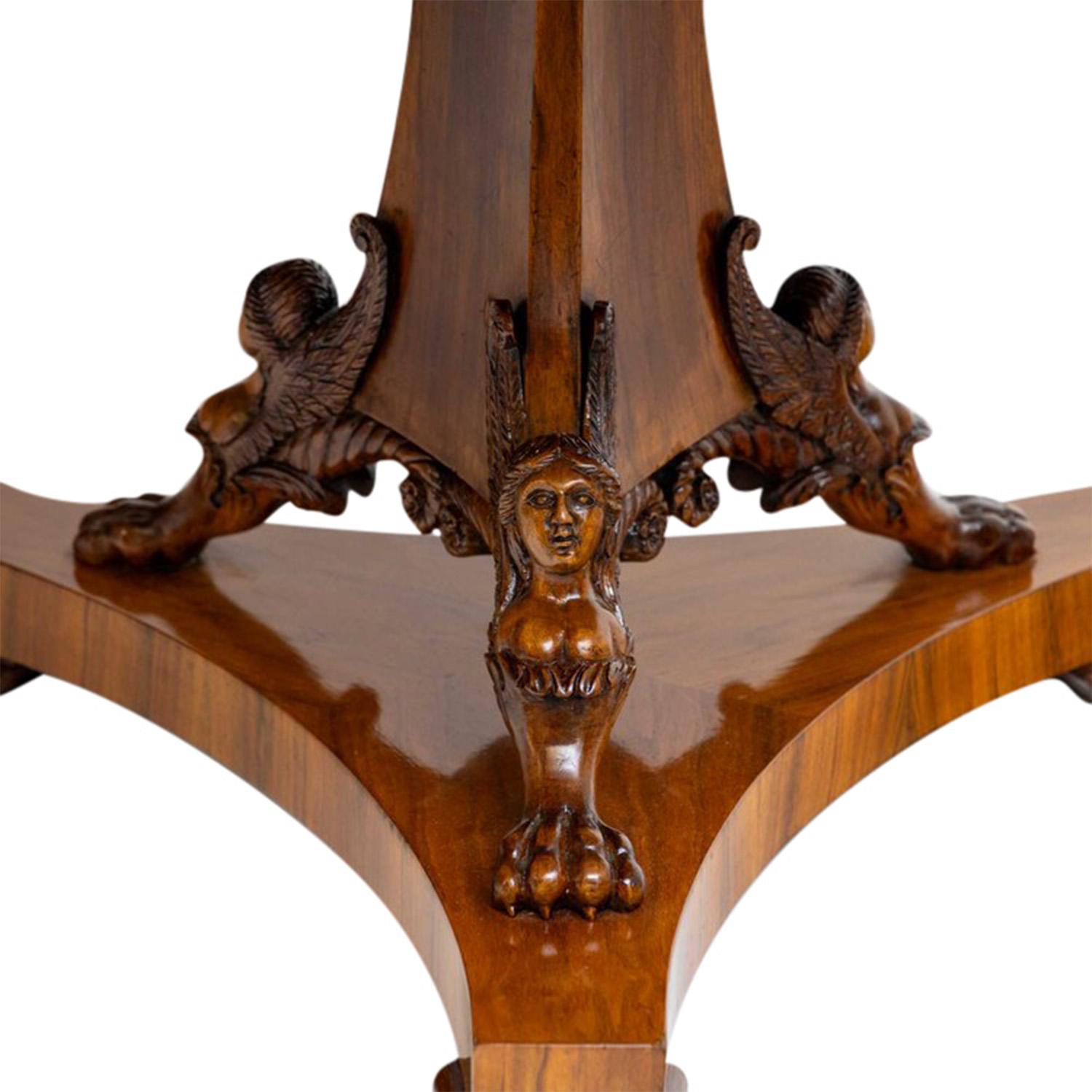 Noyer Table de salon Biedermeier autrichienne du 19ème siècle, table centrale ronde ancienne en vente