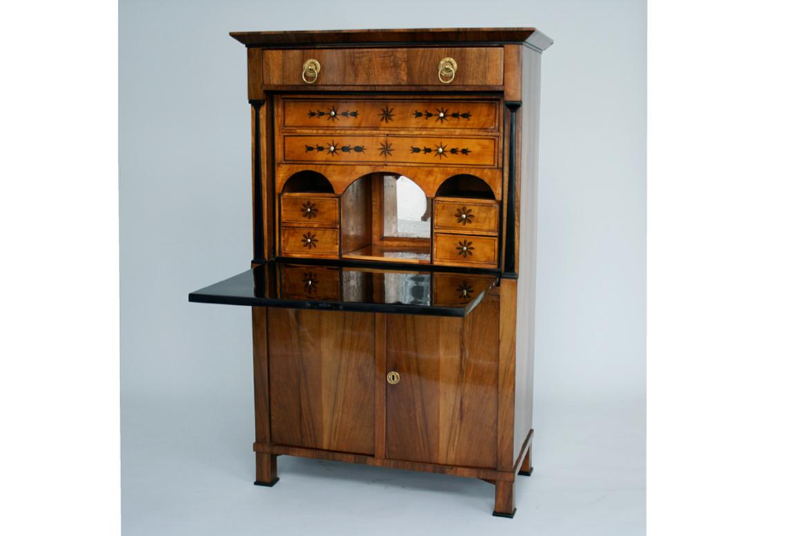 Hello,
This elegant and early Austrian Biedermeier secretaire was made circa 1825-30.

The Secretaire is an example of beautiful, rare and refined design and excellent craftsmanship. Austrian Biedermeier pieces are distinguished by their