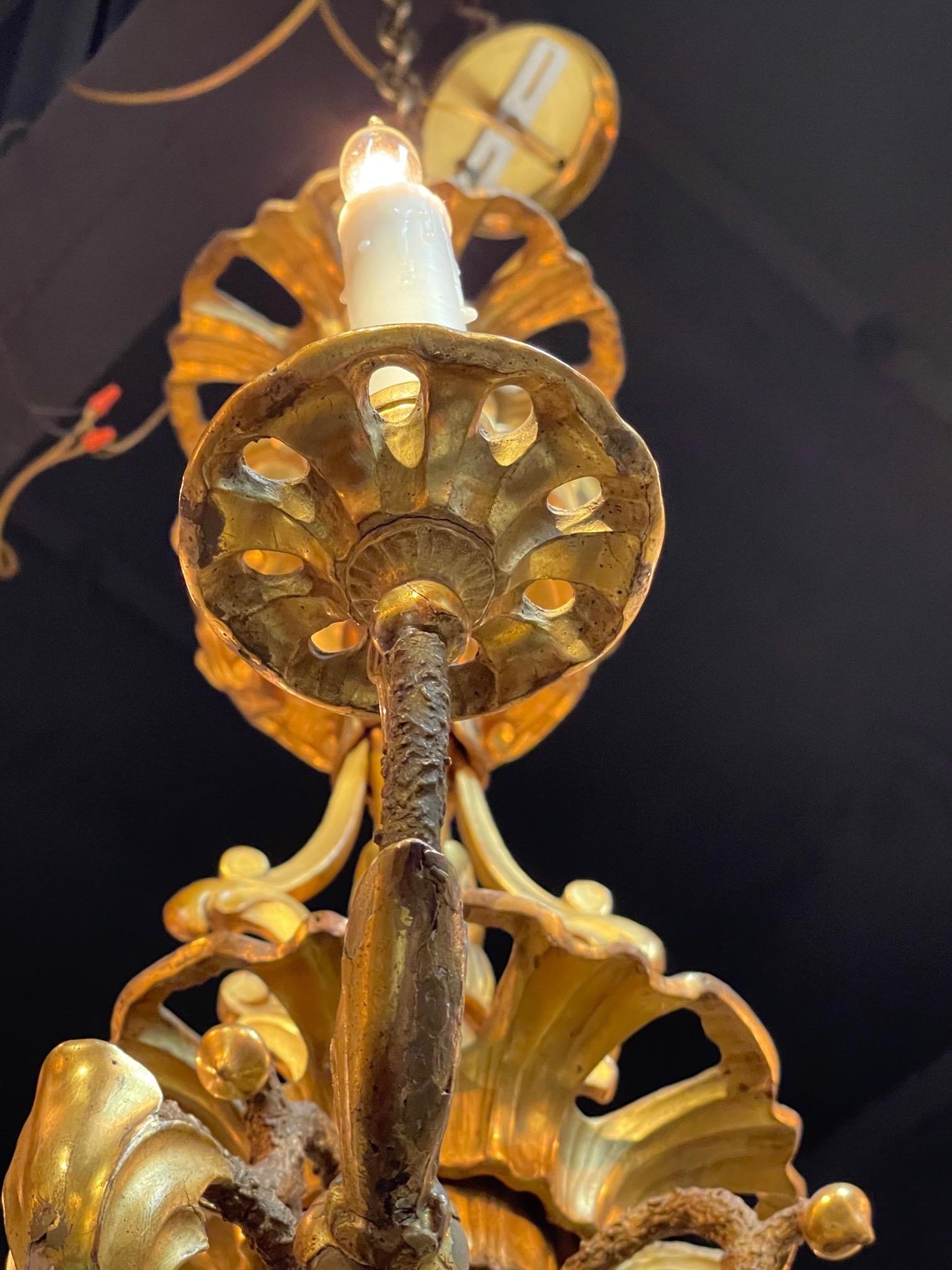 19. Jahrhundert, österreichischer 8-Licht-Kronleuchter aus geschnitztem und vergoldetem Holz im Zustand „Gut“ im Angebot in Dallas, TX
