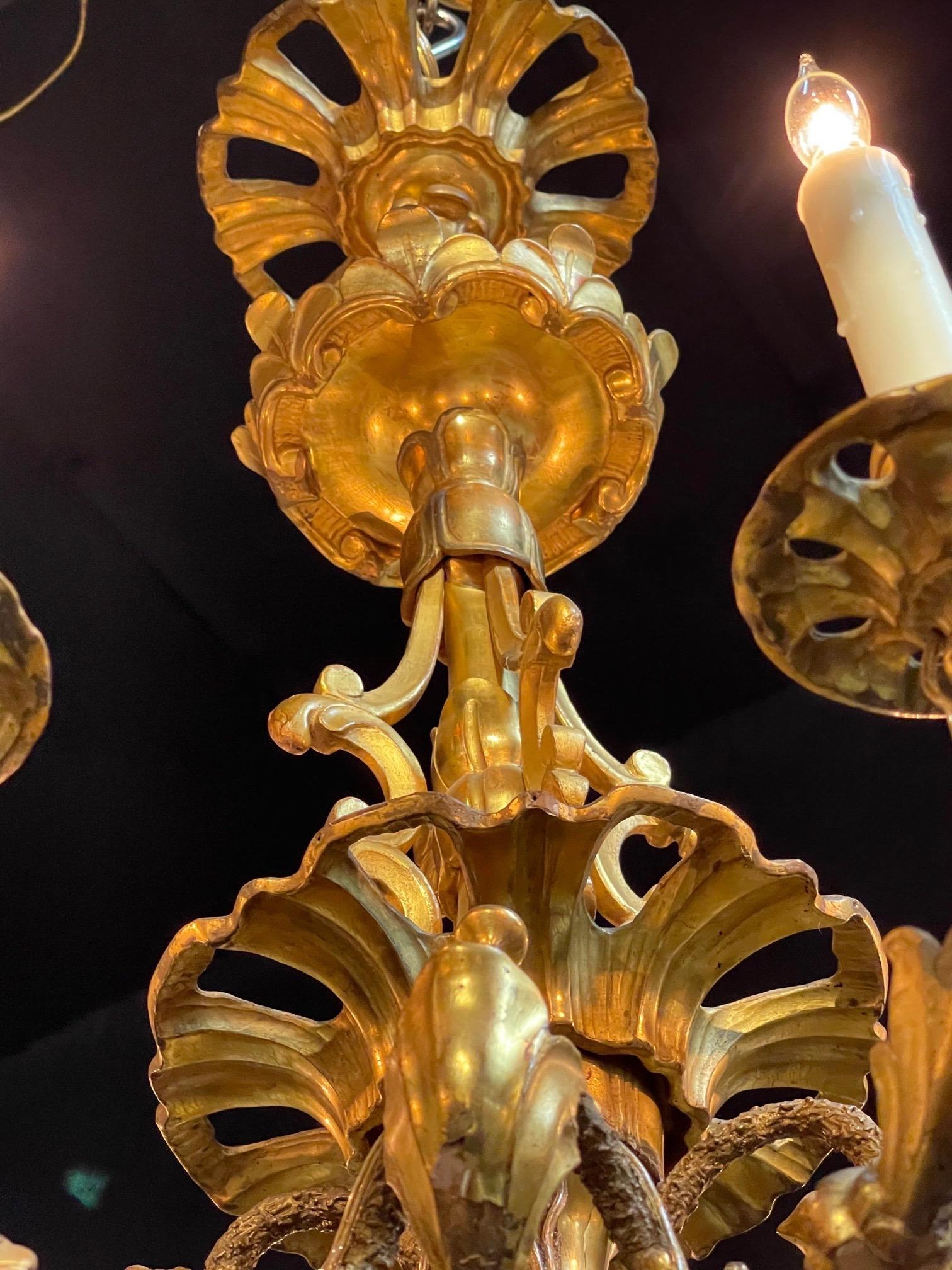 19. Jahrhundert, österreichischer 8-Licht-Kronleuchter aus geschnitztem und vergoldetem Holz (Metall) im Angebot