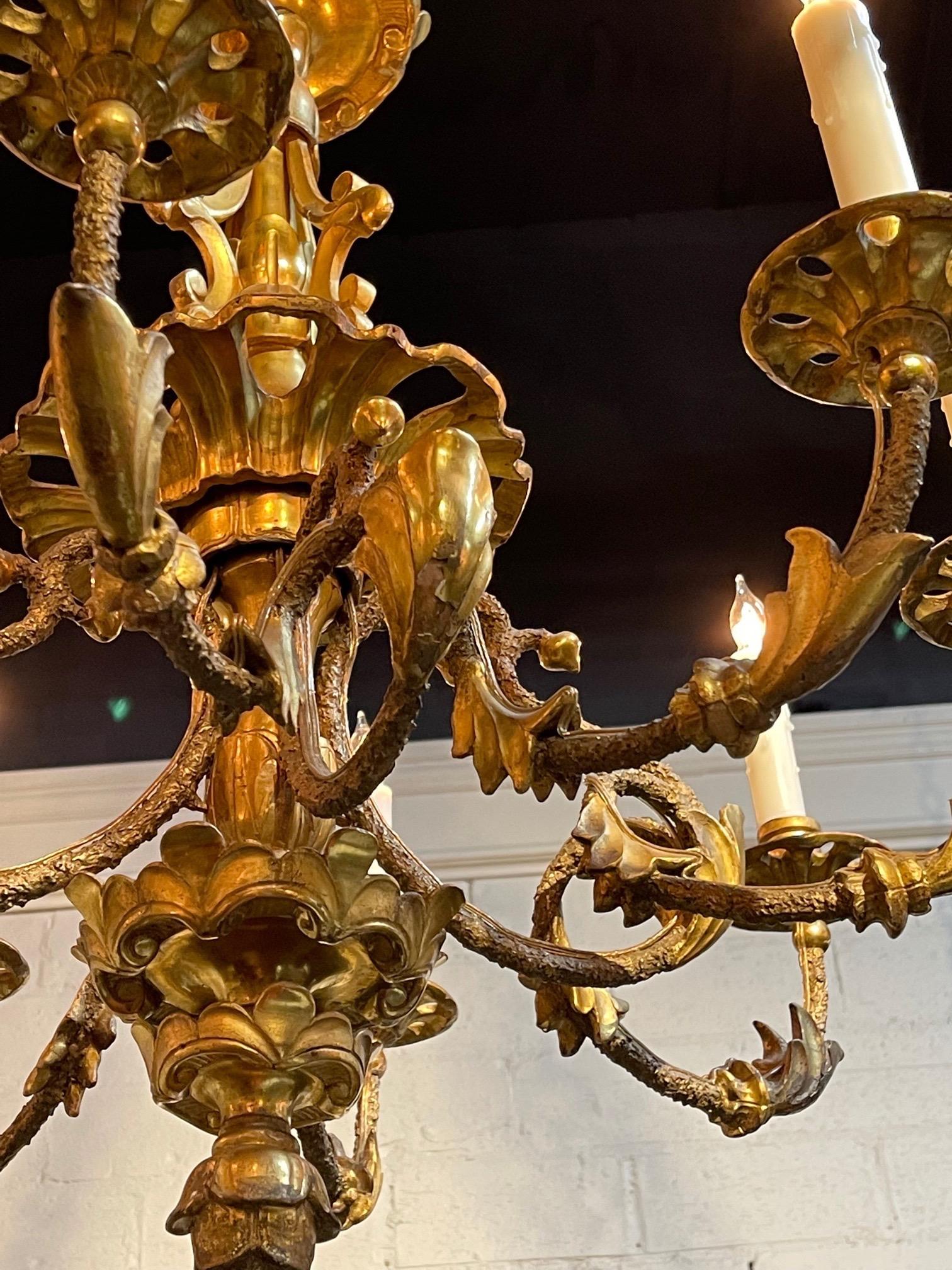 19. Jahrhundert, österreichischer 8-Licht-Kronleuchter aus geschnitztem und vergoldetem Holz im Angebot 2