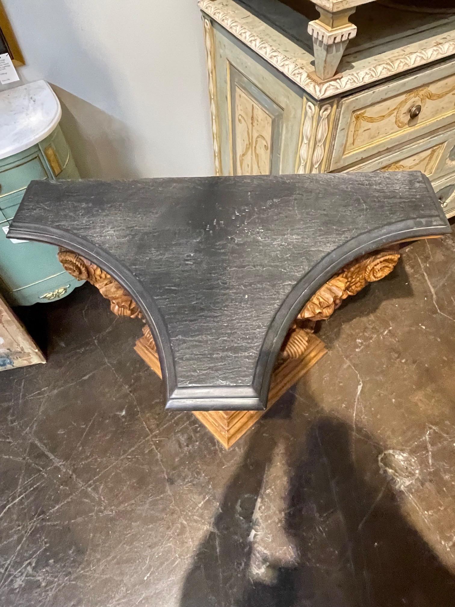 Intagliato Console neoclassica in pino intagliato austriaco del XIX secolo con piano in ardesia in vendita