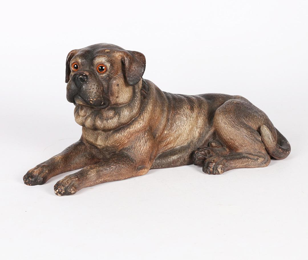 Cane austriaco in terracotta dipinta a freddo del XIX secolo, sdraiato e con le zampe distese davanti a sé. Scultura dall'aspetto realistico e dai dettagli eccellenti, con simpatici occhi di vetro incastonati!

Misura 40 cm di lunghezza, 14 cm di