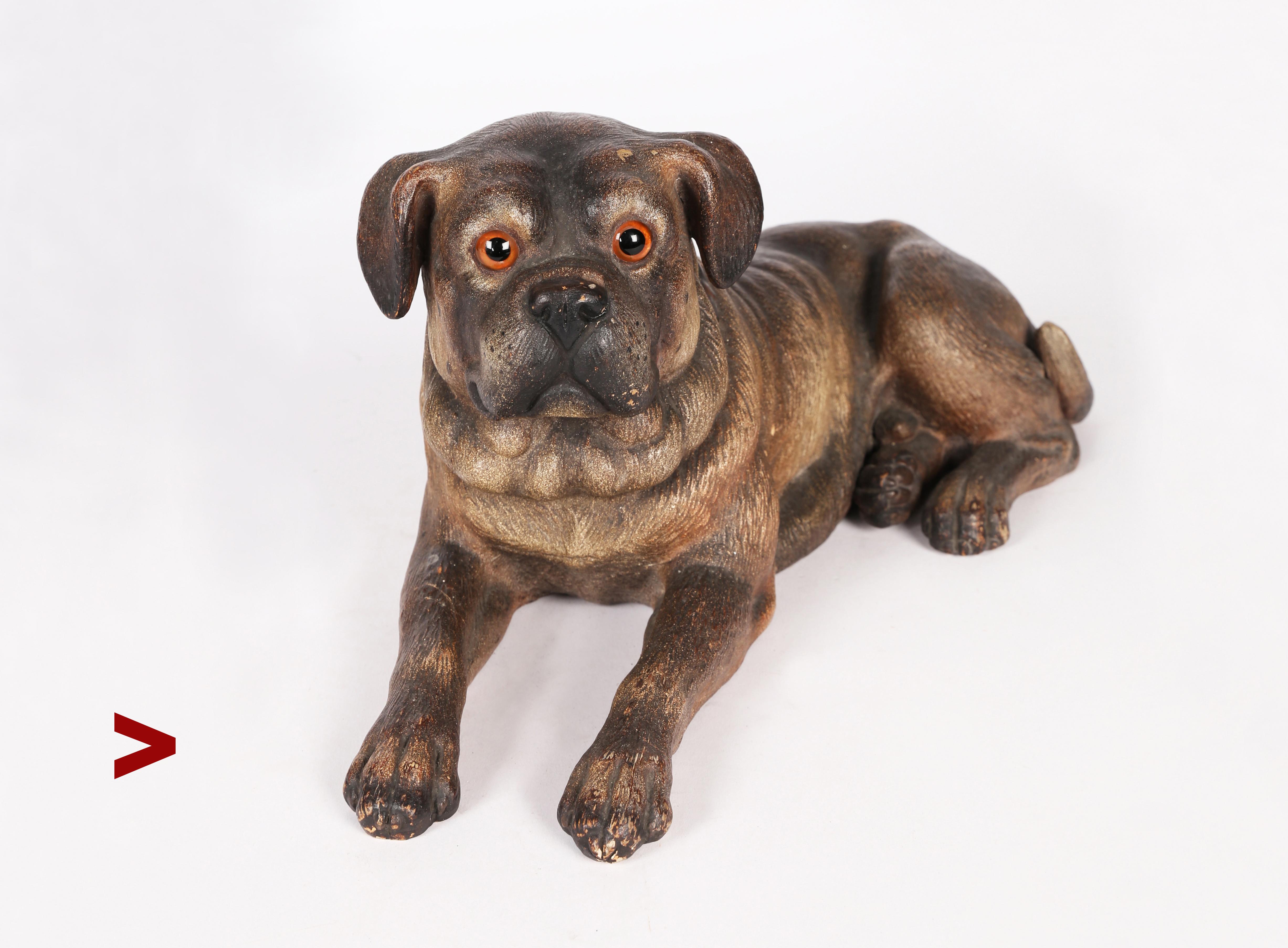 Tardo vittoriano Scultura di cane in terracotta austriaca del XIX secolo, dipinta a freddo in vendita