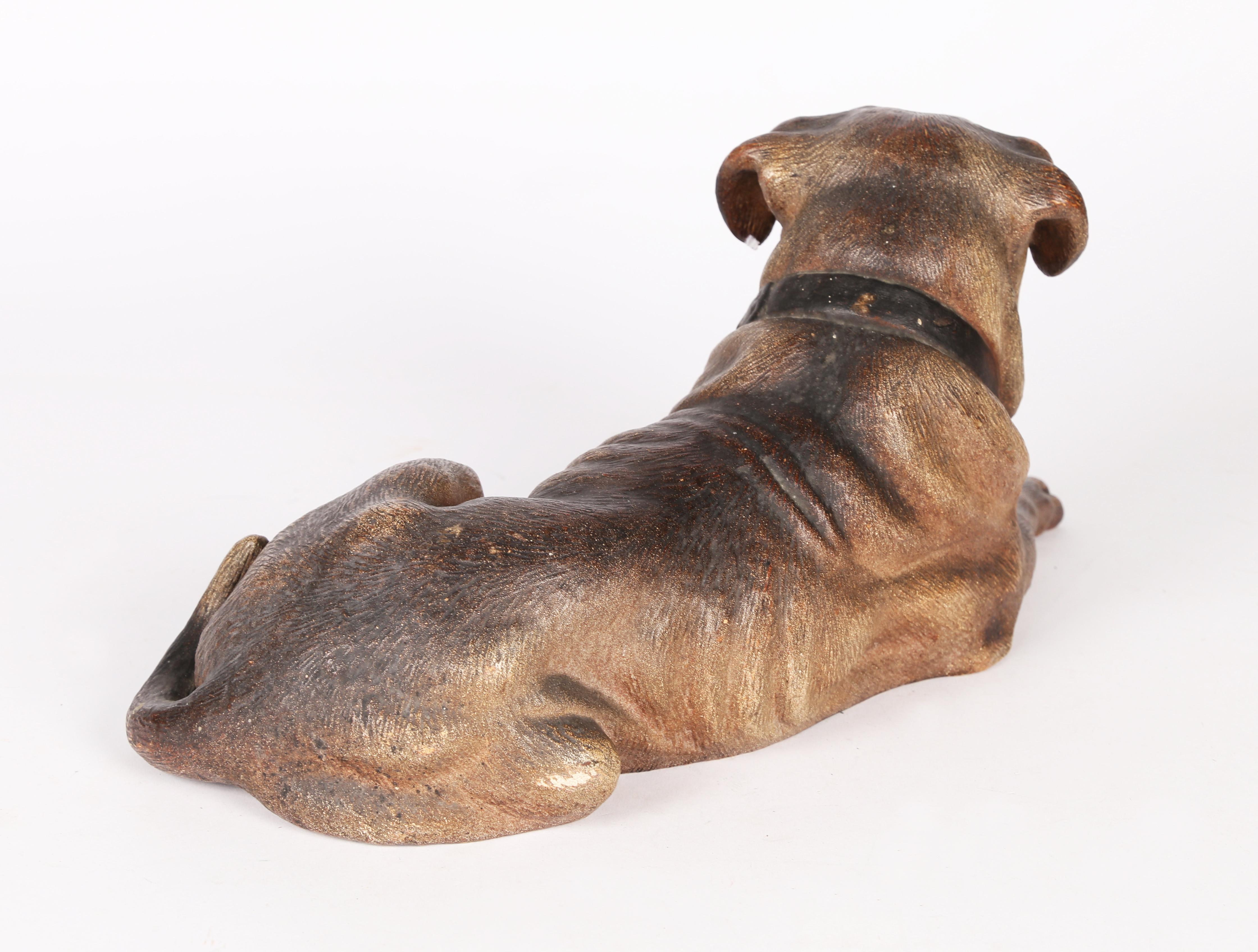 Scultura di cane in terracotta austriaca del XIX secolo, dipinta a freddo In condizioni buone in vendita a Malmö, SE