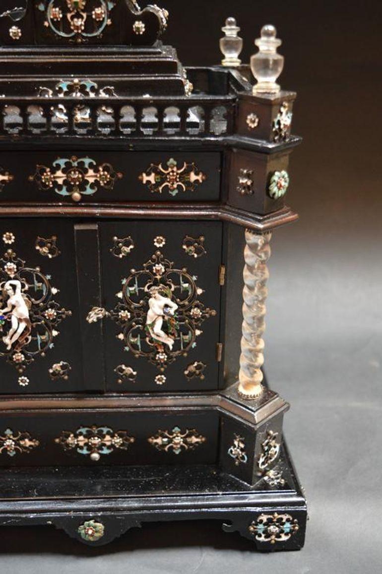 Boîte à bijoux autrichienne en ébène du XIXe siècle par Hermann Ratzersdorfer. Meuble autrichien en ébène avec petits tiroirs. Monté en cristal de roche, argent et émail.