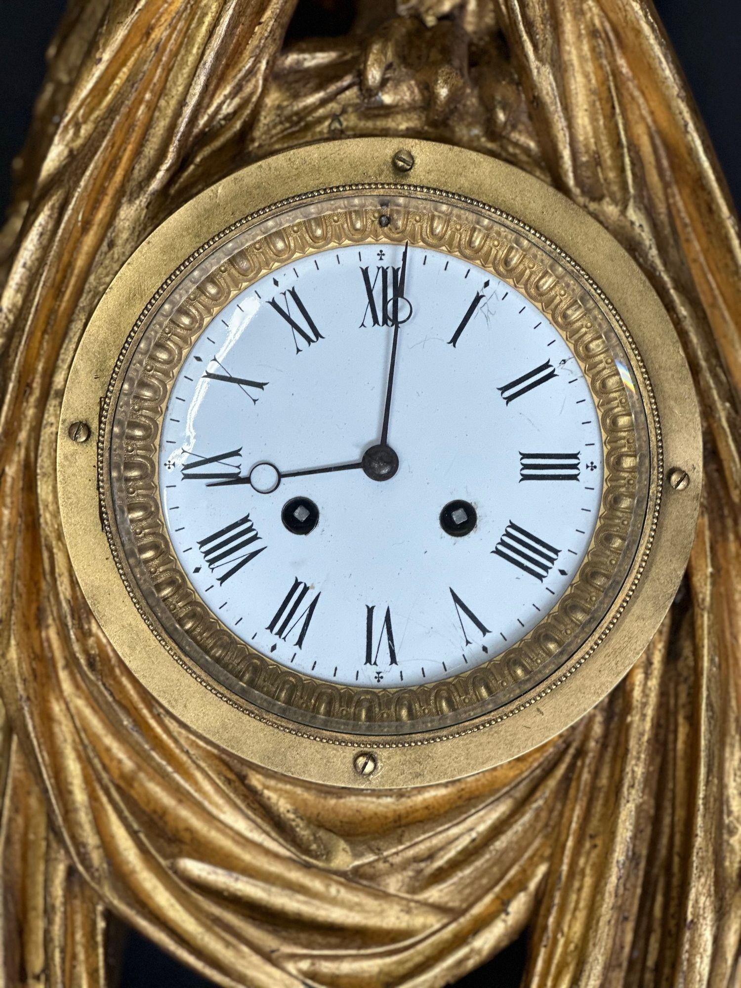 XIXe siècle Horloge murale de l'Empire autrichien du 19e siècle en bois doré en vente