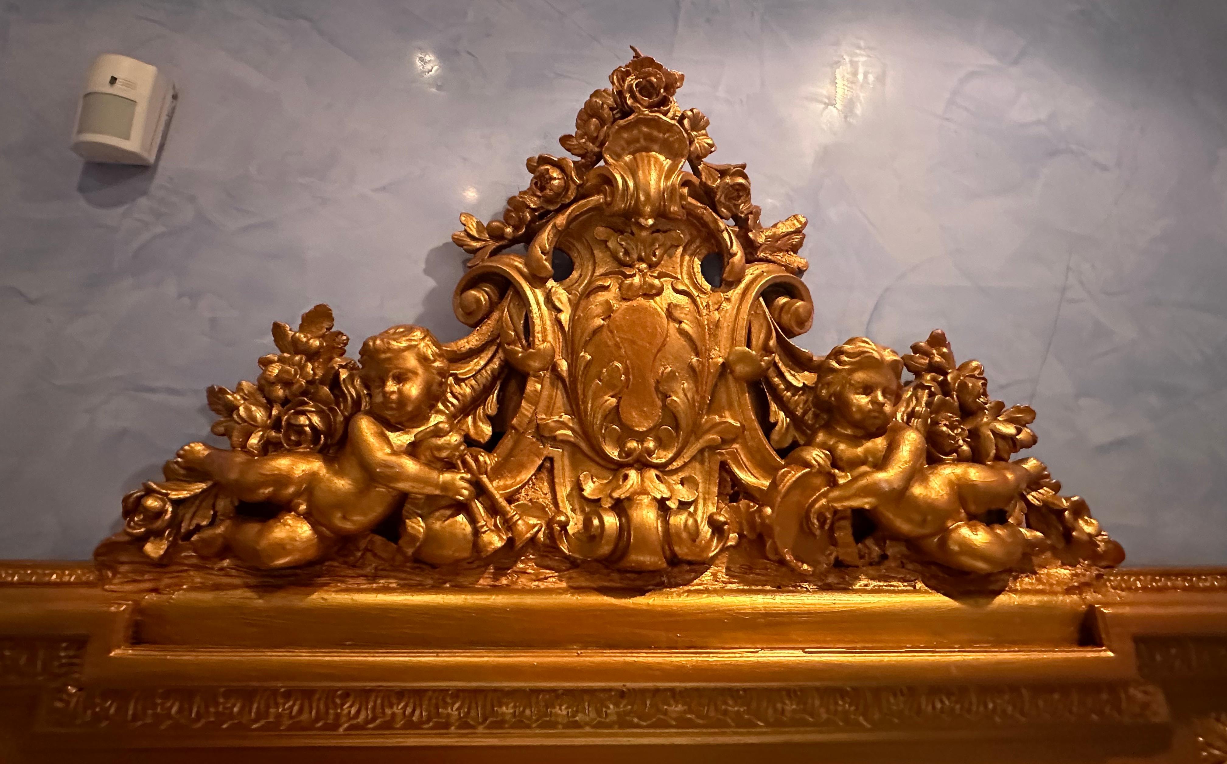 Specchio austriaco del XIX secolo in legno dorato intagliato a mano con tavolo consolle in vendita 4
