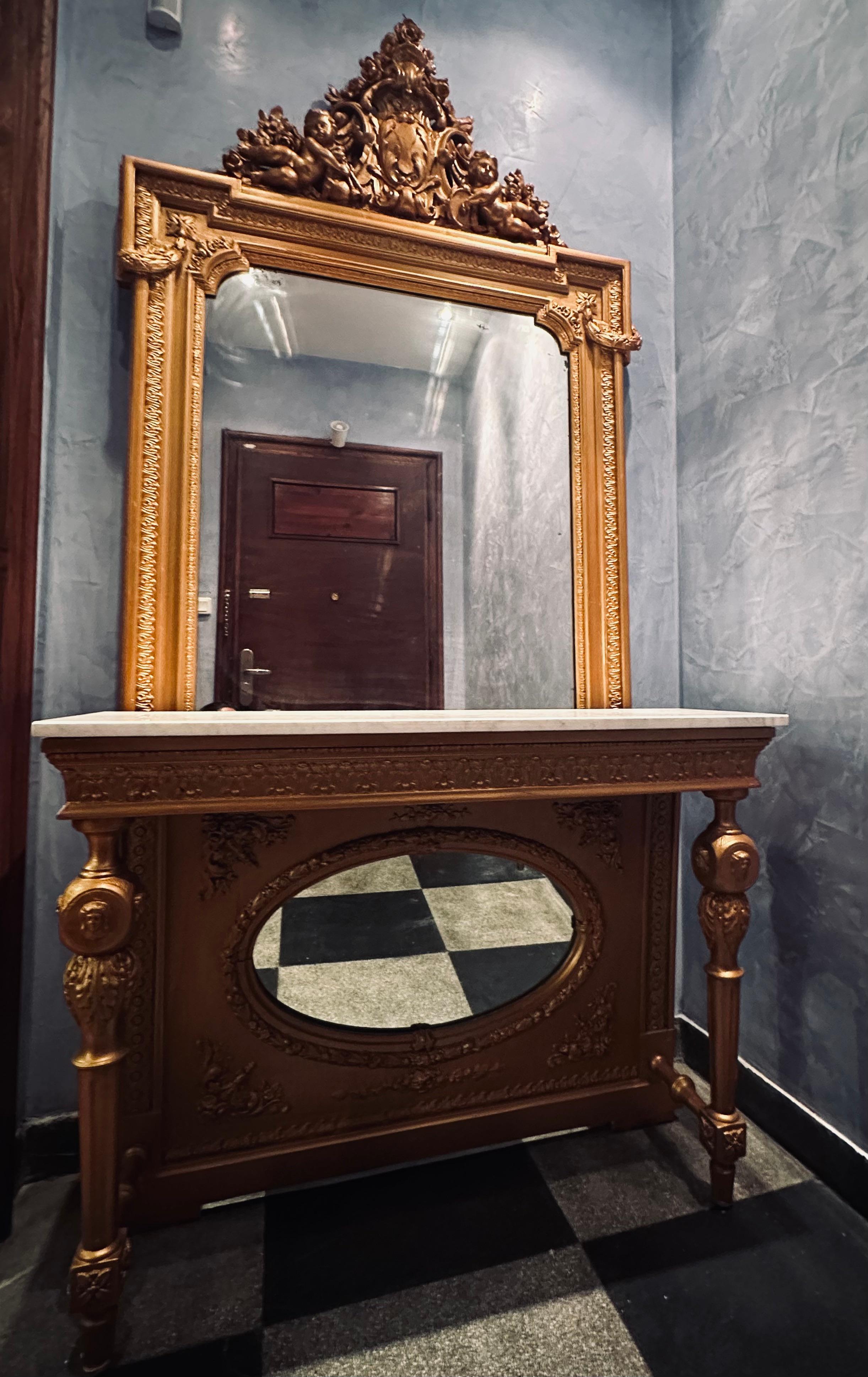 Specchio da camino in legno dorato della fine del XIX secolo in buone condizioni, recentemente ridipinto con finitura dorata. Si abbina a una consolle dello stesso stile con le seguenti misure: 83x108x33 cm. 
Entrambi i pezzi sono riccamente ornati