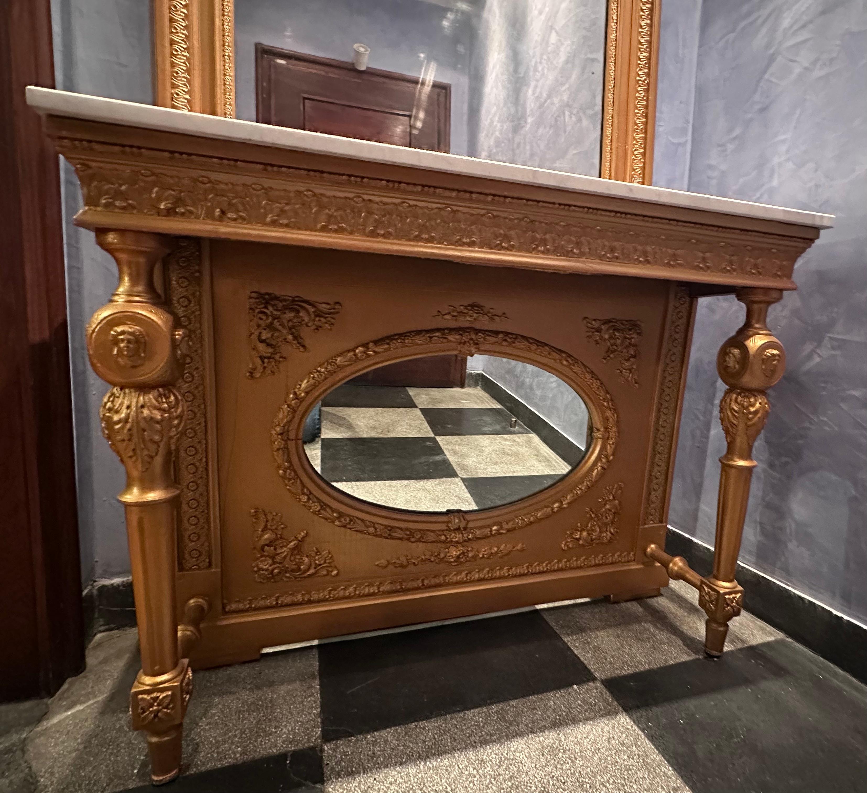 Austriaco Specchio austriaco del XIX secolo in legno dorato intagliato a mano con tavolo consolle in vendita