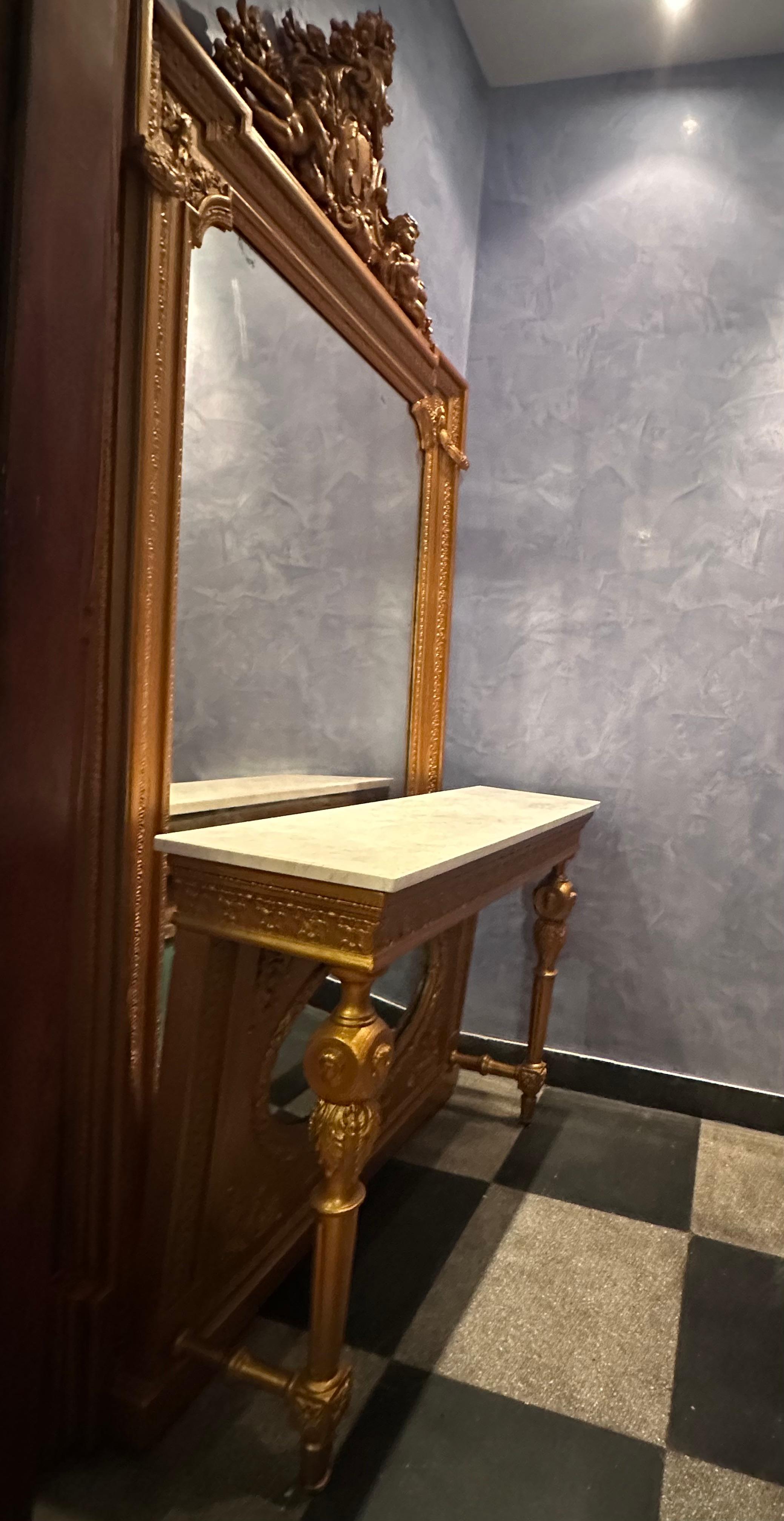 Legno Specchio austriaco del XIX secolo in legno dorato intagliato a mano con tavolo consolle in vendita