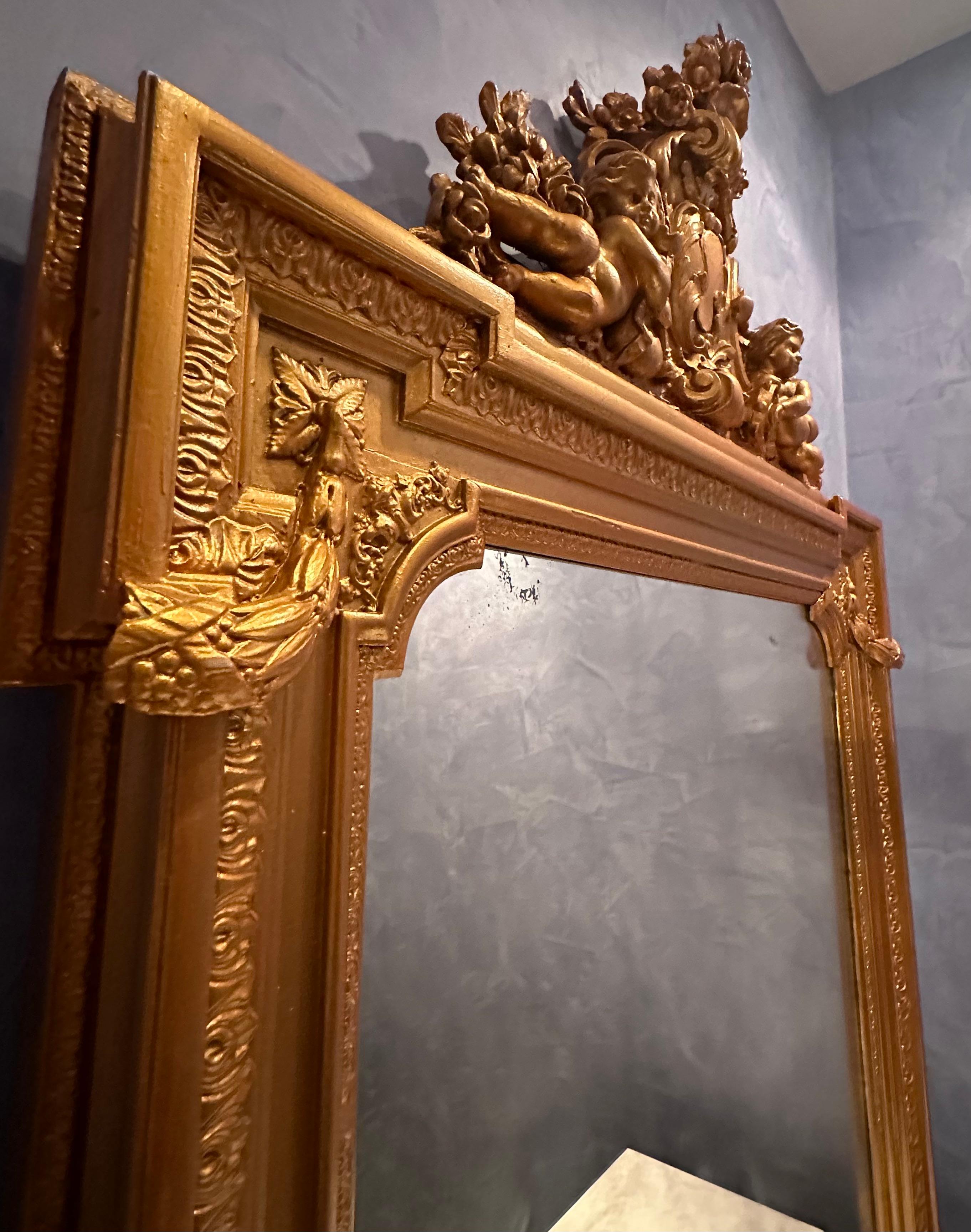 Specchio austriaco del XIX secolo in legno dorato intagliato a mano con tavolo consolle in vendita 1