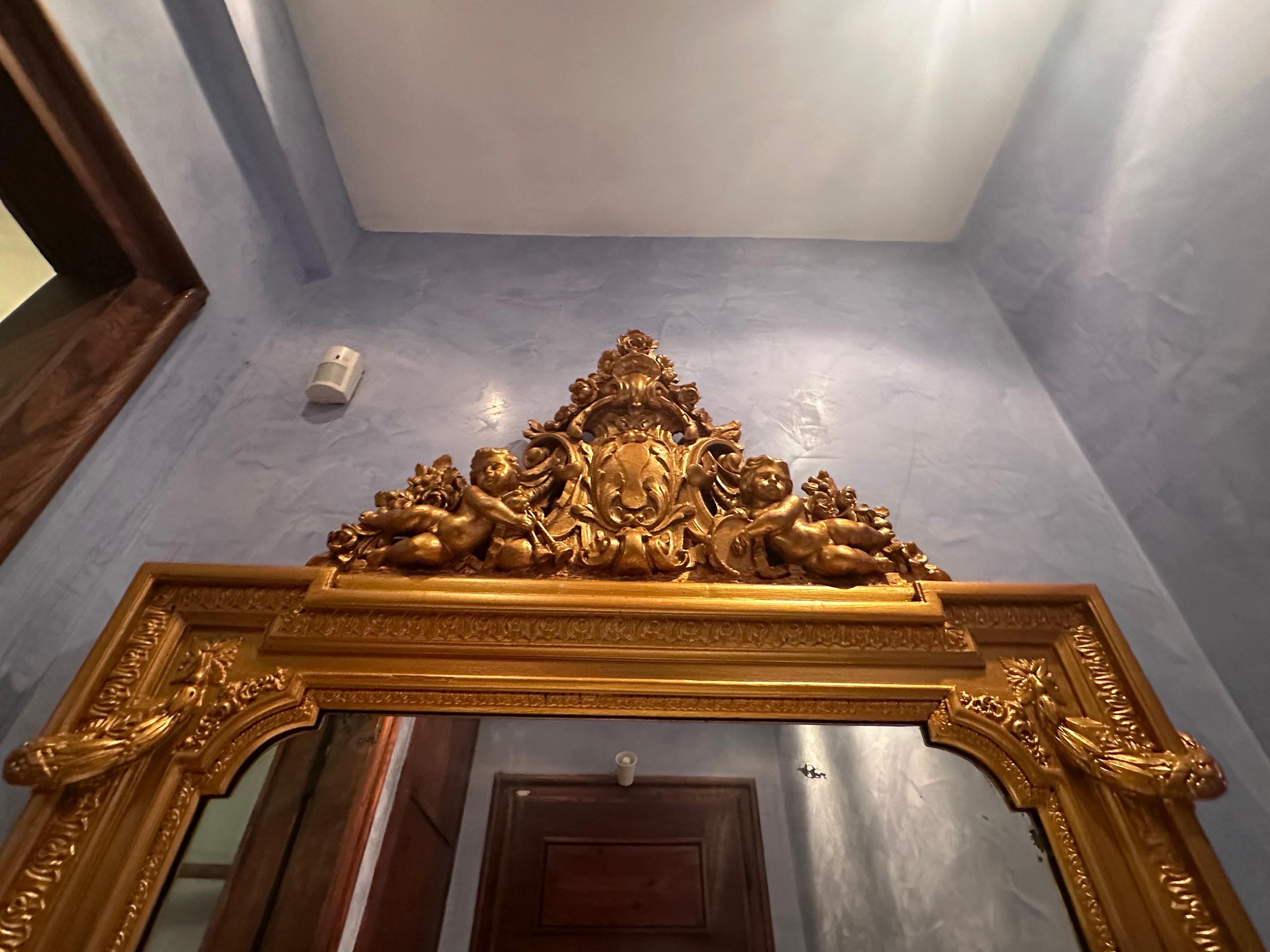 Specchio austriaco del XIX secolo in legno dorato intagliato a mano con tavolo consolle in vendita 2