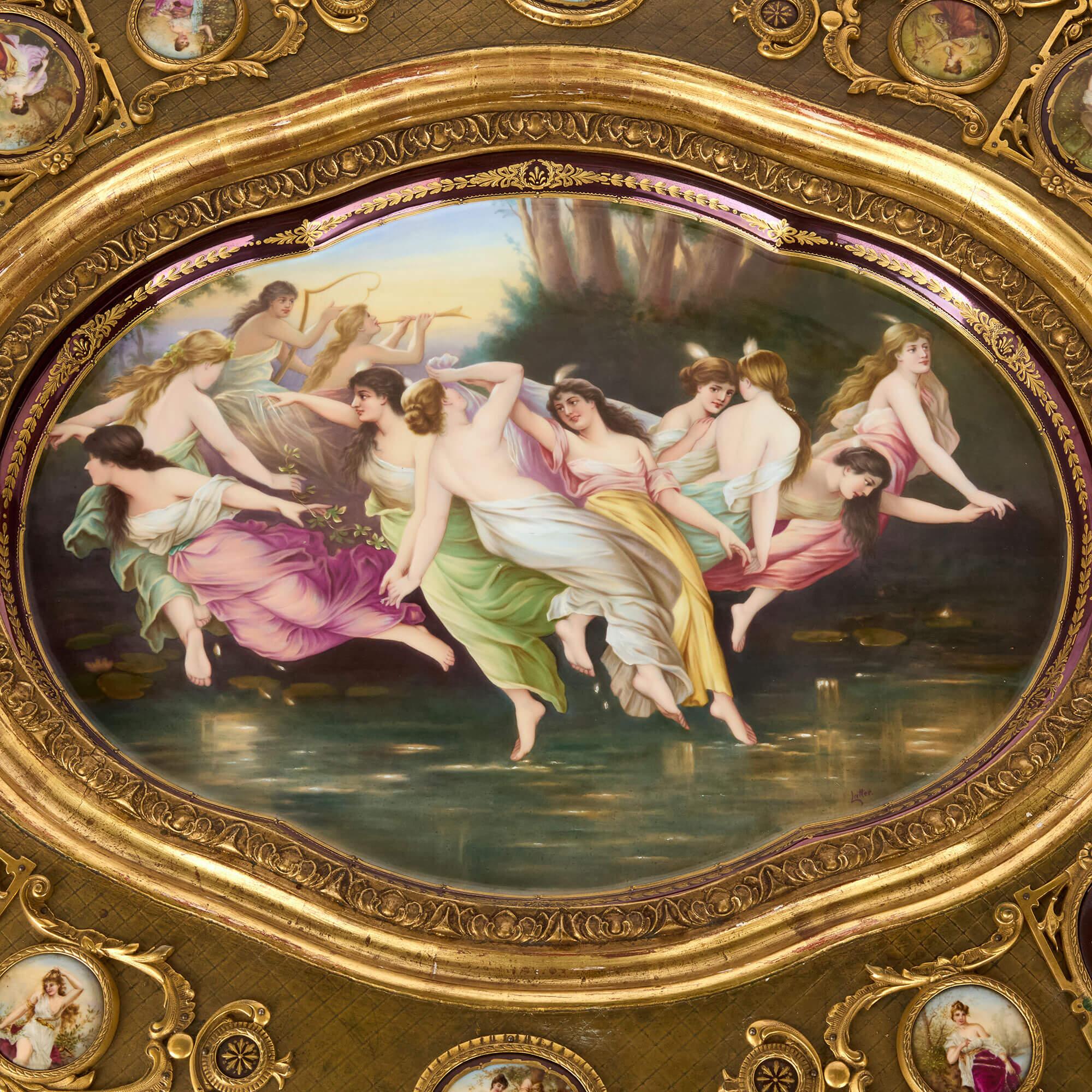 Autrichien Centre de table autrichien en bois doré du XIXe siècle avec plaques en porcelaine Royal Vienna Porcelain en vente