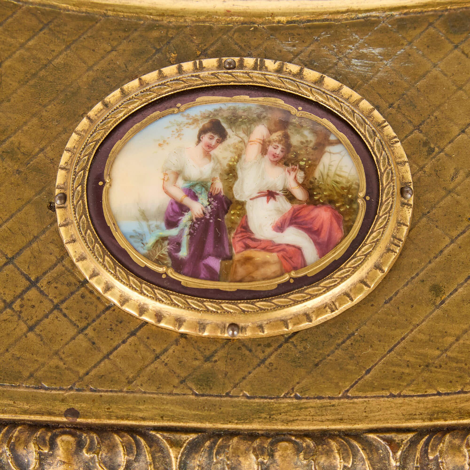 Doré Centre de table autrichien en bois doré du XIXe siècle avec plaques en porcelaine Royal Vienna Porcelain en vente