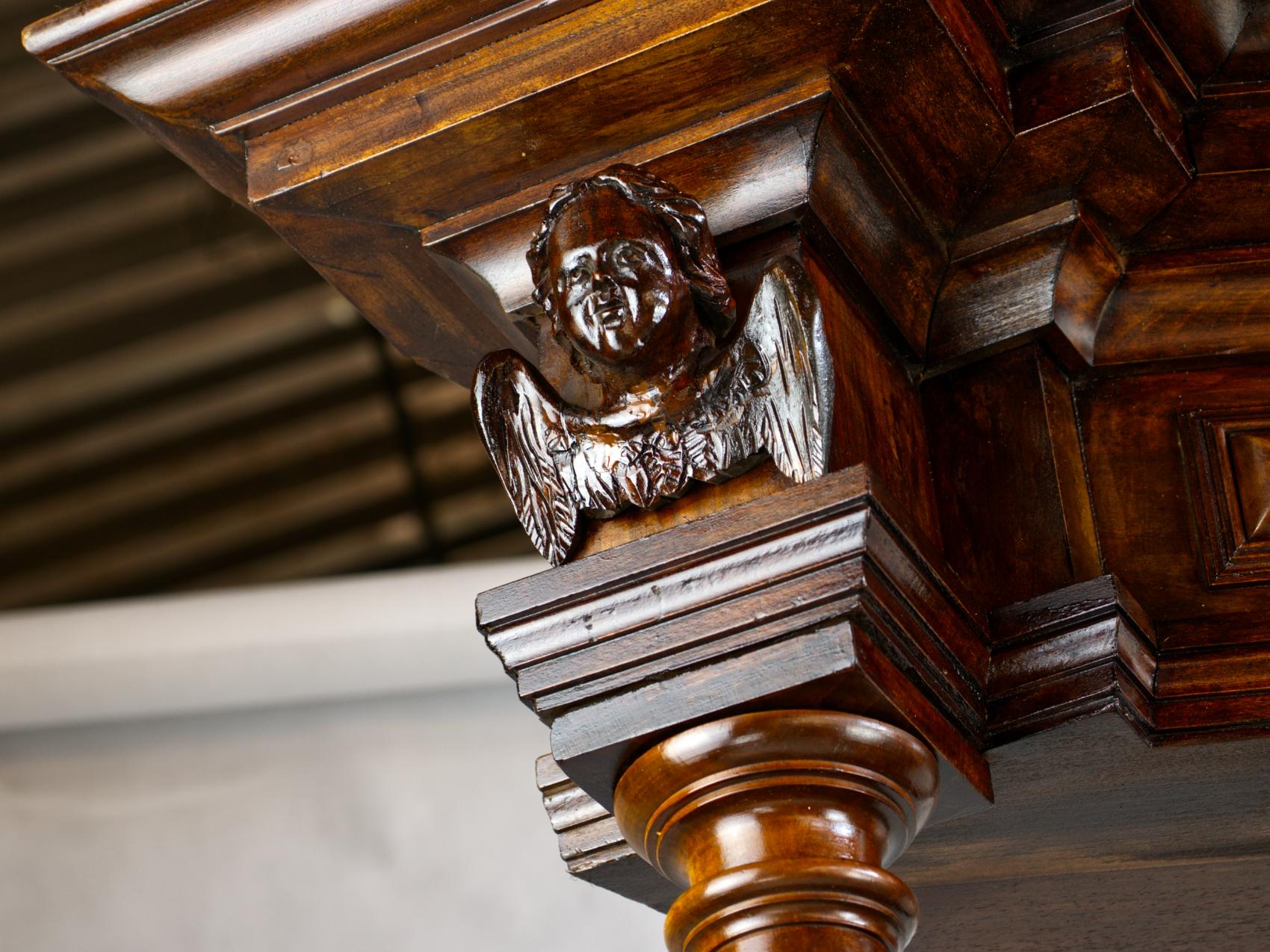 Placage Armoire d'angle baroque autrichienne du 19ème siècle sculptée à la main en vente