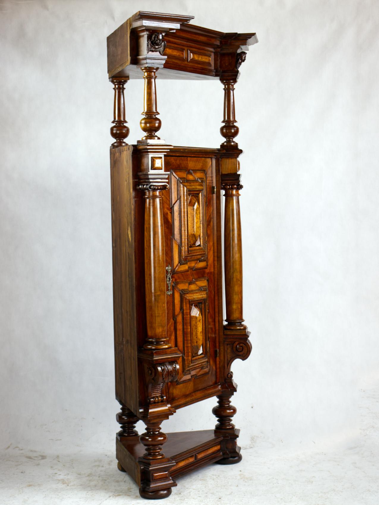 XIXe siècle Armoire d'angle baroque autrichienne du 19ème siècle sculptée à la main en vente