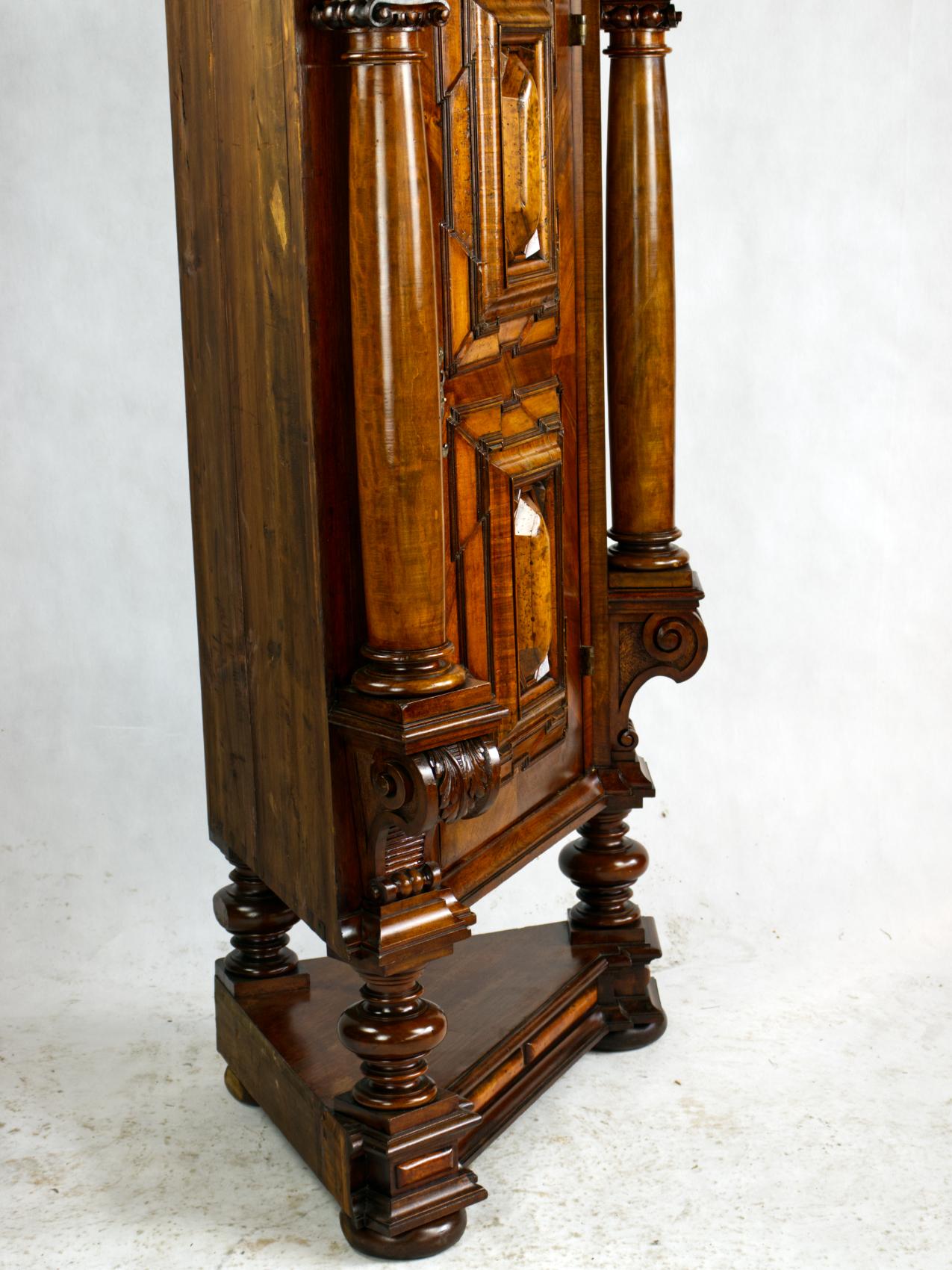 Noyer Armoire d'angle baroque autrichienne du 19ème siècle sculptée à la main en vente