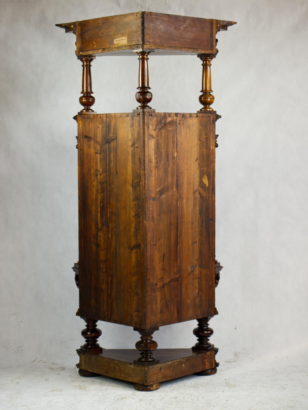 Armoire d'angle baroque autrichienne du 19ème siècle sculptée à la main en vente 1