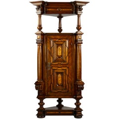 Armoire d'angle baroque autrichienne du 19ème siècle sculptée à la main