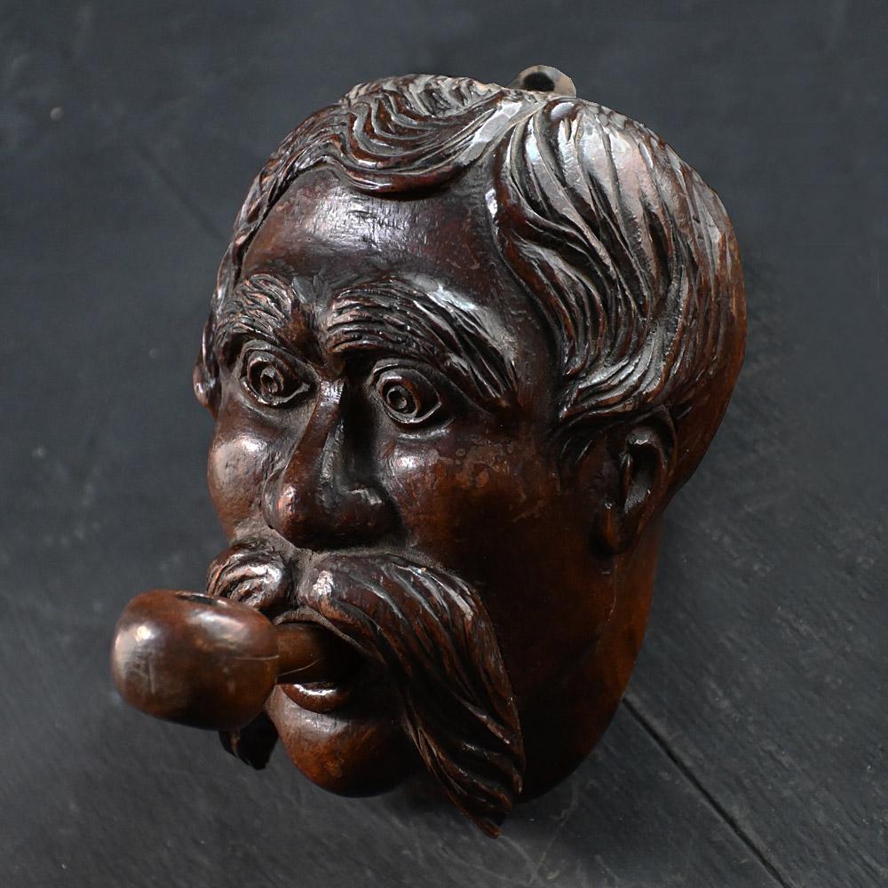 Portacandele da parete di arte popolare austriaca del XIX secolo intagliato a mano

Si tratta di un pezzo d'arte popolare molto insolito, realizzato in legno intagliato a mano in due pezzi, poiché il tubo è rimovibile e poteva essere utilizzato per