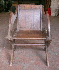 Sillón austriaco del siglo XIX de roble tallado a mano