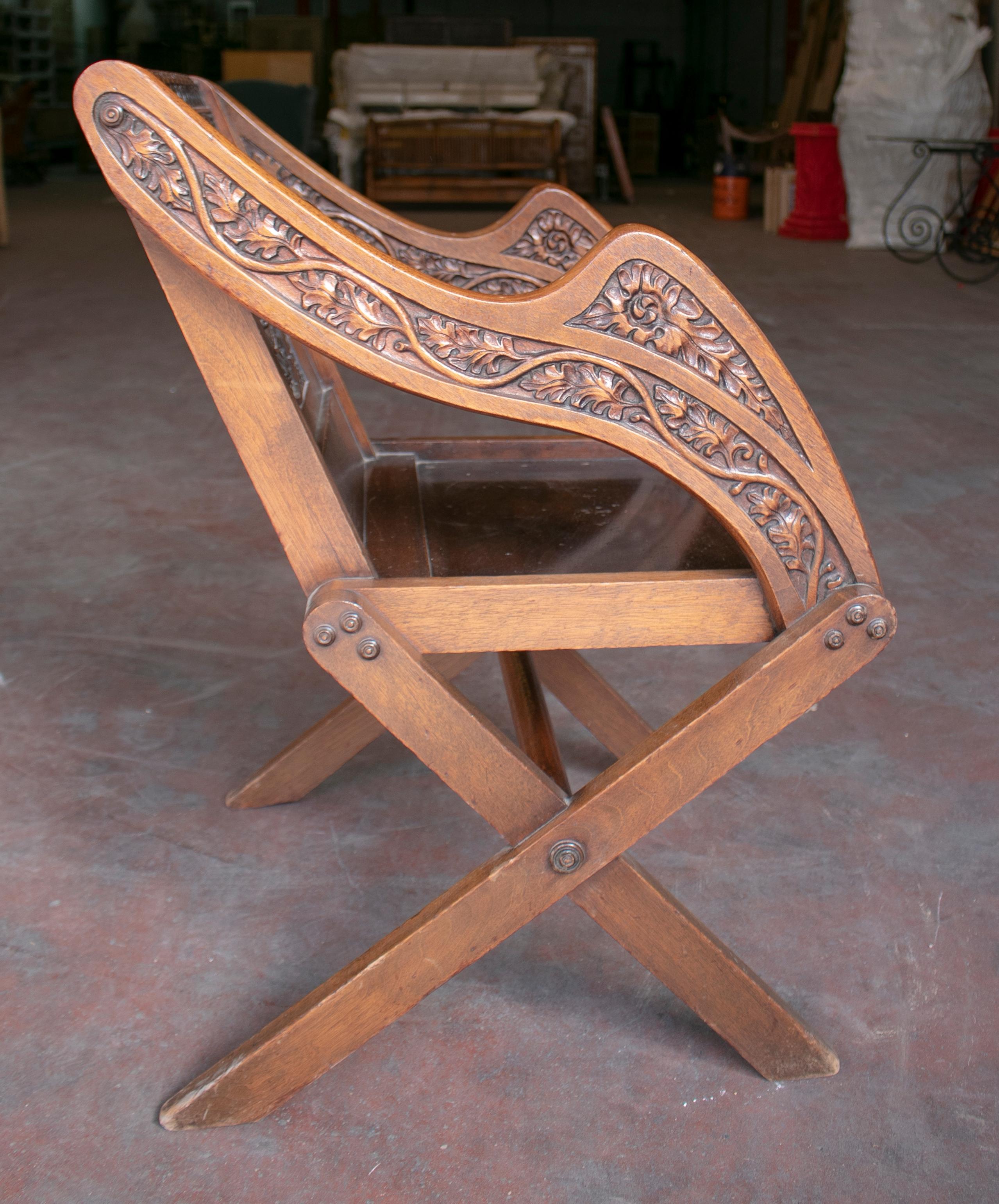Österreichischer handgeschnitzter Eichen-Sessel des 19. Jahrhunderts (Eichenholz) im Angebot
