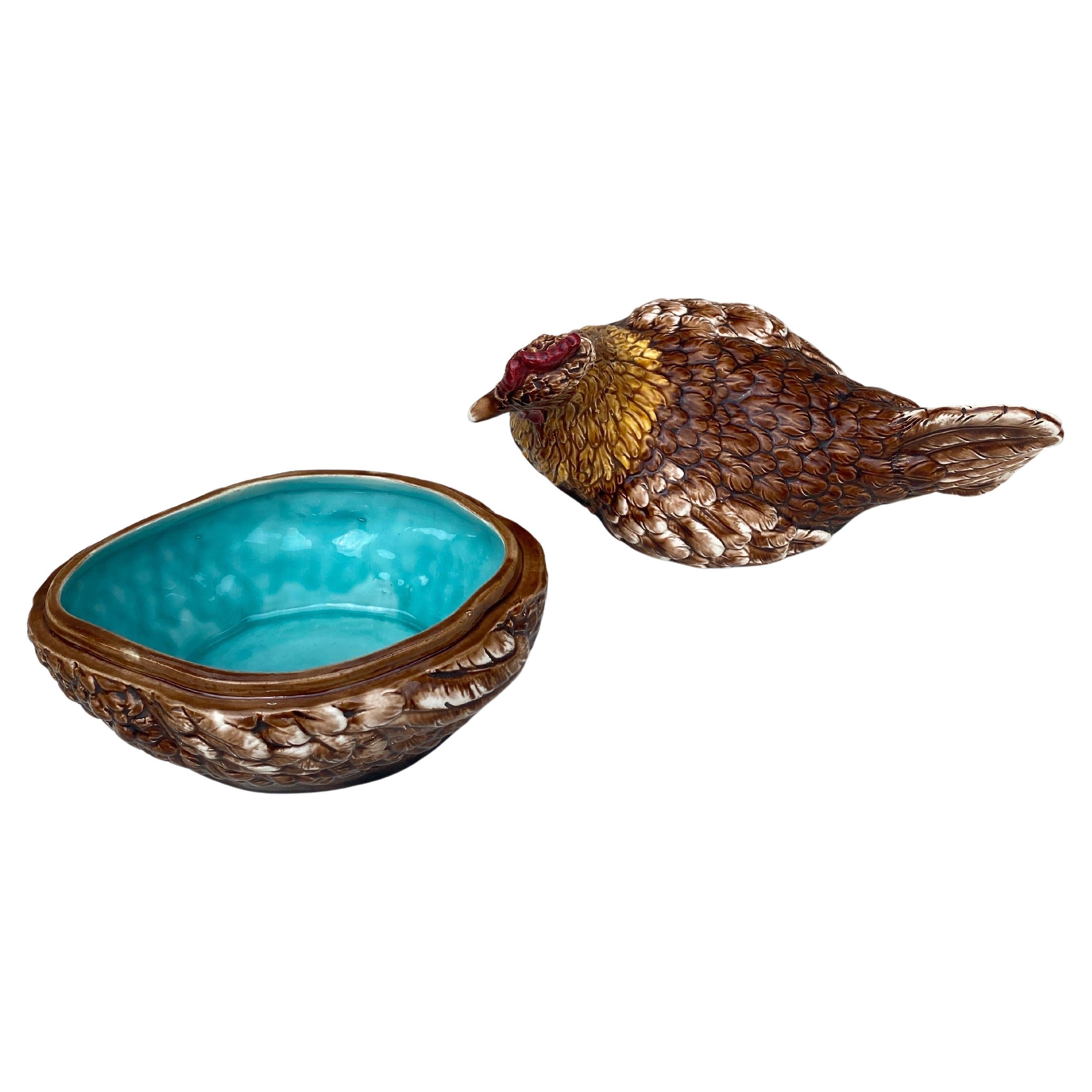Sopera de gallina de mayólica austriaca del siglo XIX Fines del siglo XIX en venta