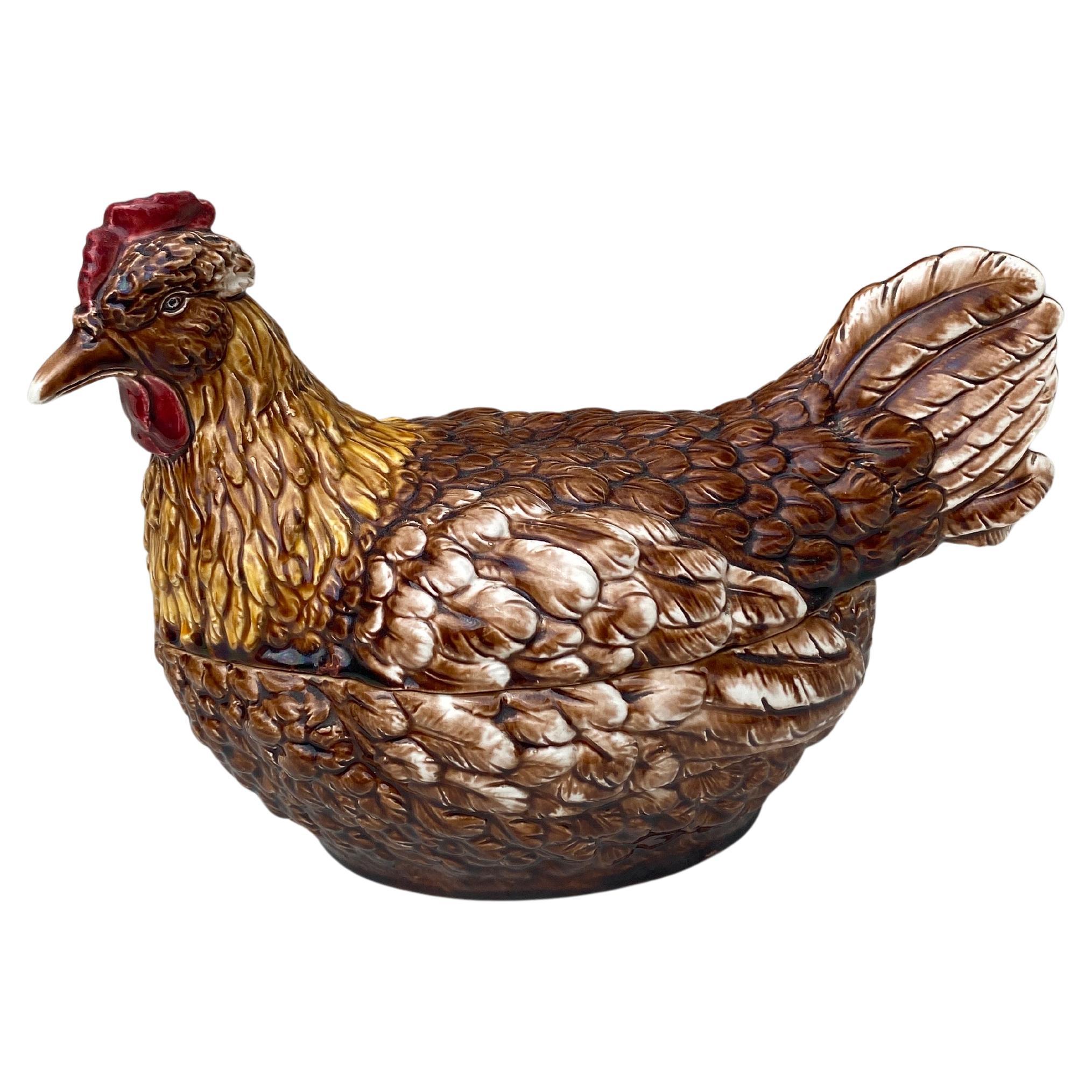 Sopera de gallina de mayólica austriaca del siglo XIX en venta