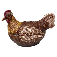 Sopera de gallina de mayólica austriaca del siglo XIX
