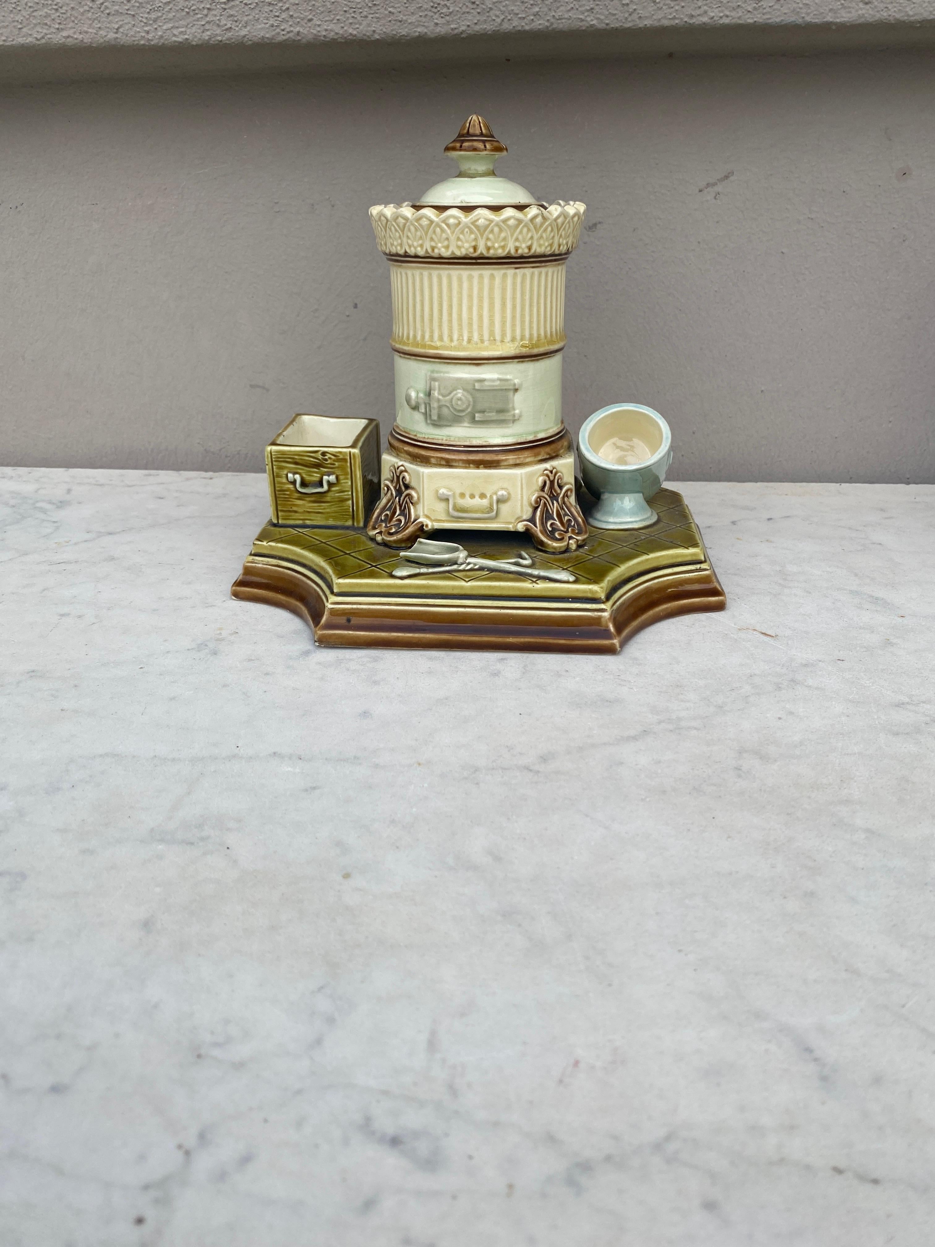 Set da fumo in maiolica austriaca del XIX secolo con cesti di salice, frutta e brocca.