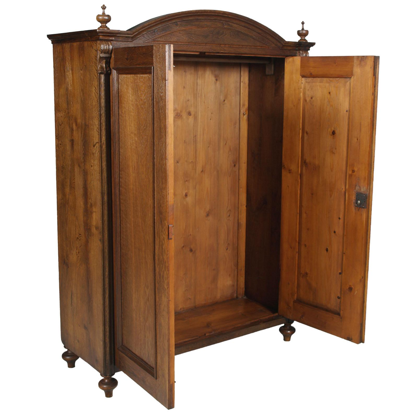 Robust neoclassical wardrobe From Vienna, mid-19th century, with a gendarme's hat, in solid oakwood, restored and waxed.
We can add internal shelves to use it as a wanderful bookcase

Measures cm: H 180, W 127, D 54.