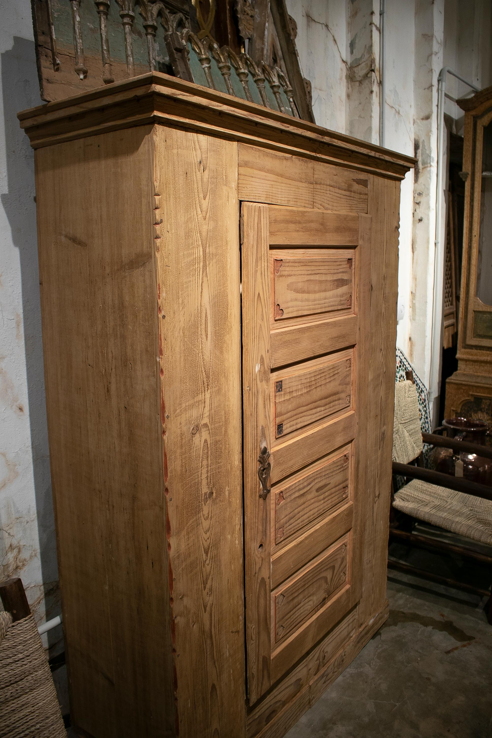 19th Century Austrian One Door Lime Washed Wooden Wardrobe  In Good Condition In Marbella, ES