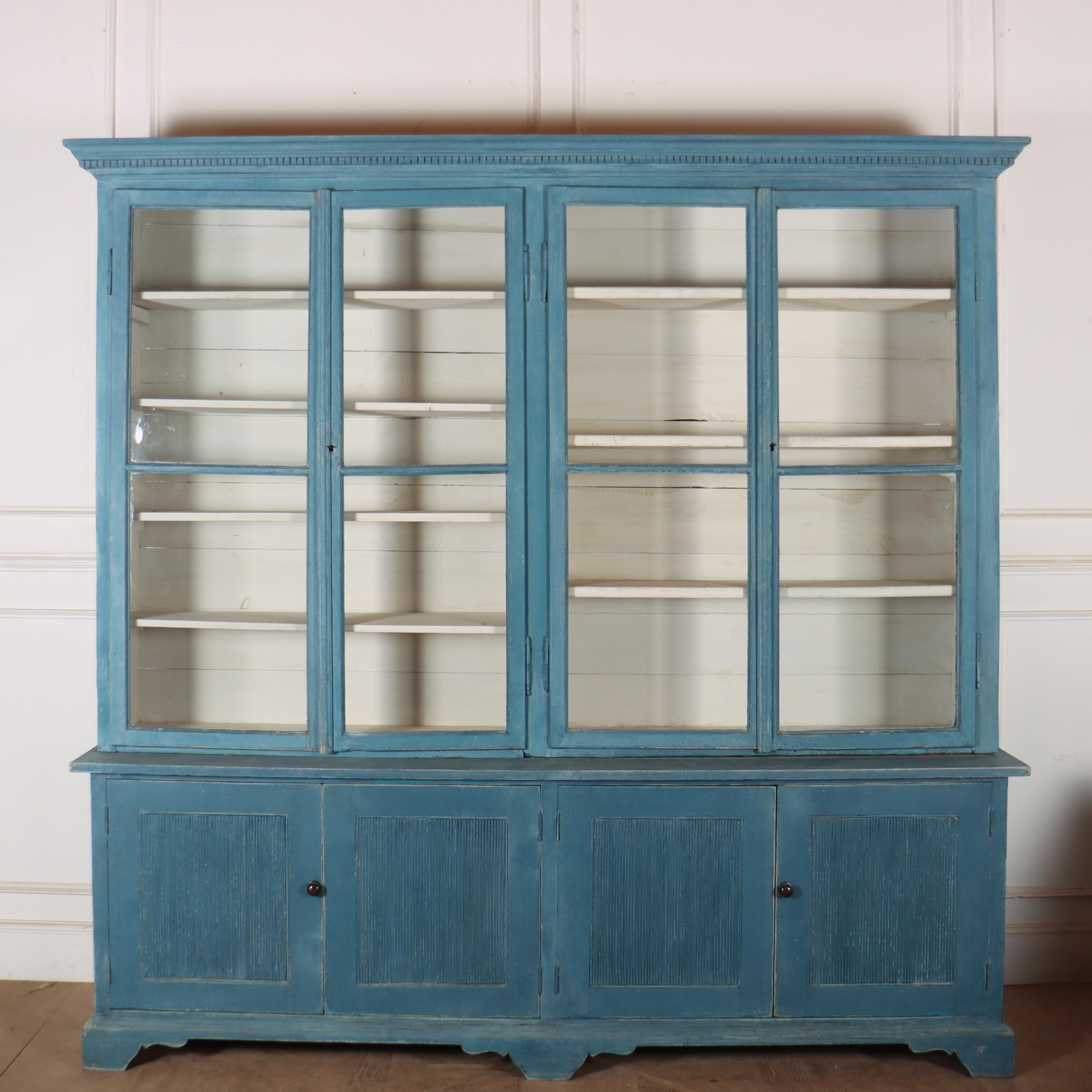 Grande bibliothèque / commode vitrée en pin peint autrichien du 19e siècle, avec portes cannelées à la base. 1840.

La profondeur interne de la partie supérieure est de 13 pouces (33 cm).


Code : 8741

Dimensions :
W: 92